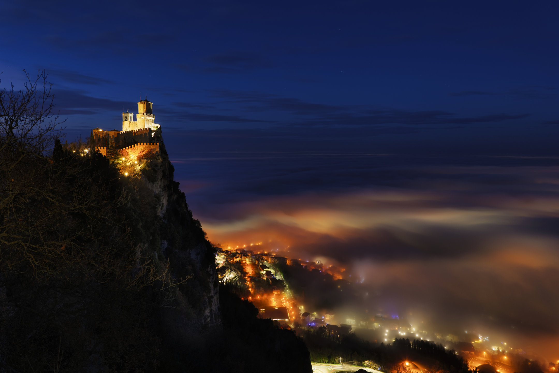 Torre Guaita sopra la nebbia