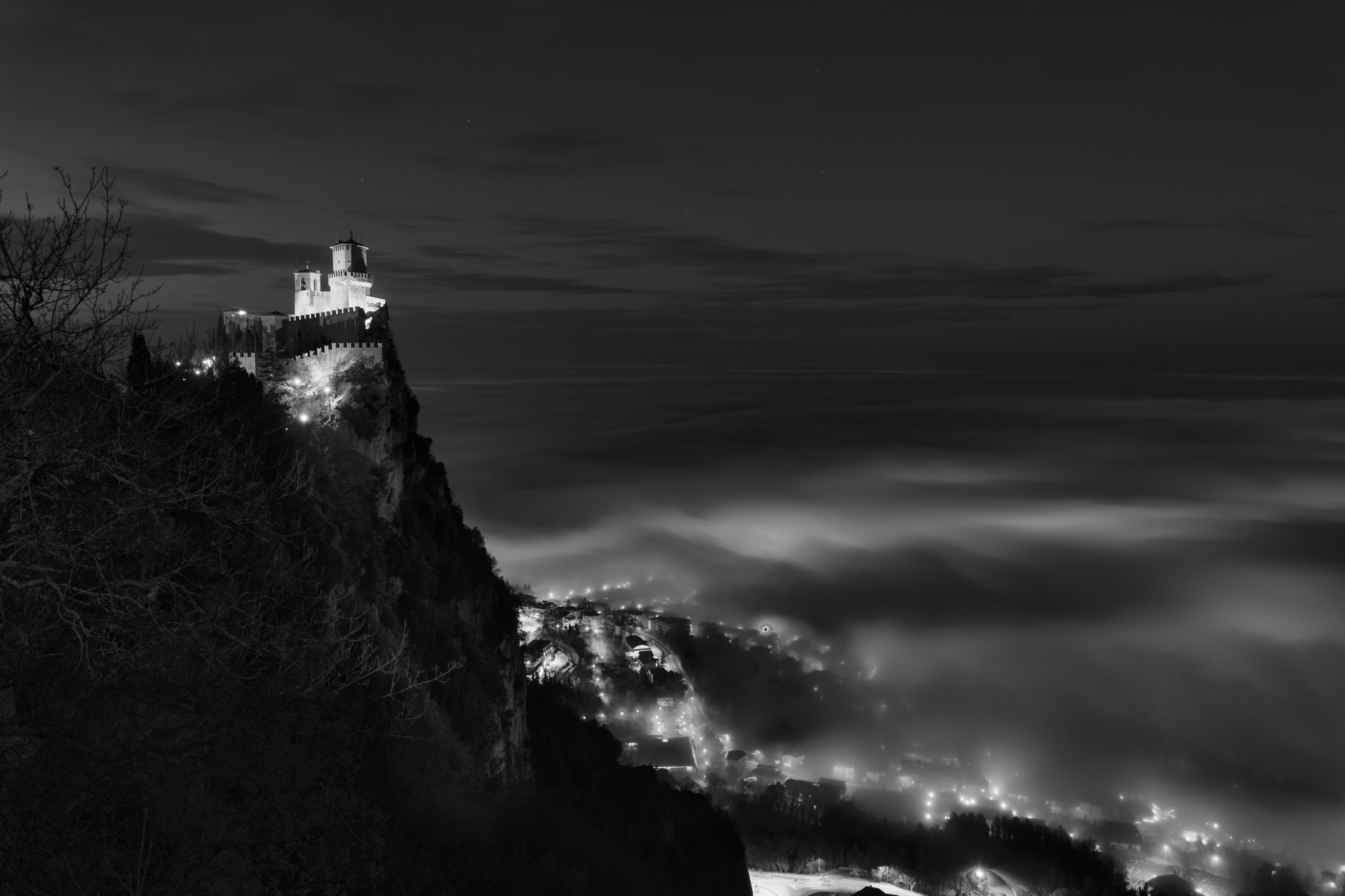 Torre Guaita sopra la nebbia BN