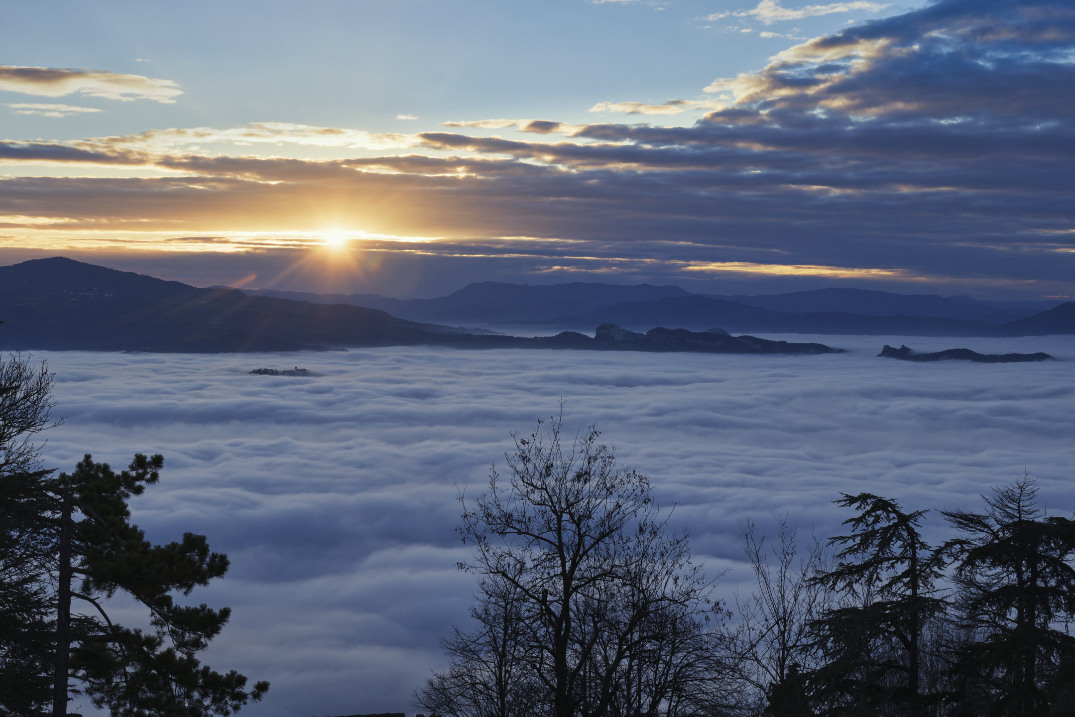 Valmarecchia nel mare di nebbia
