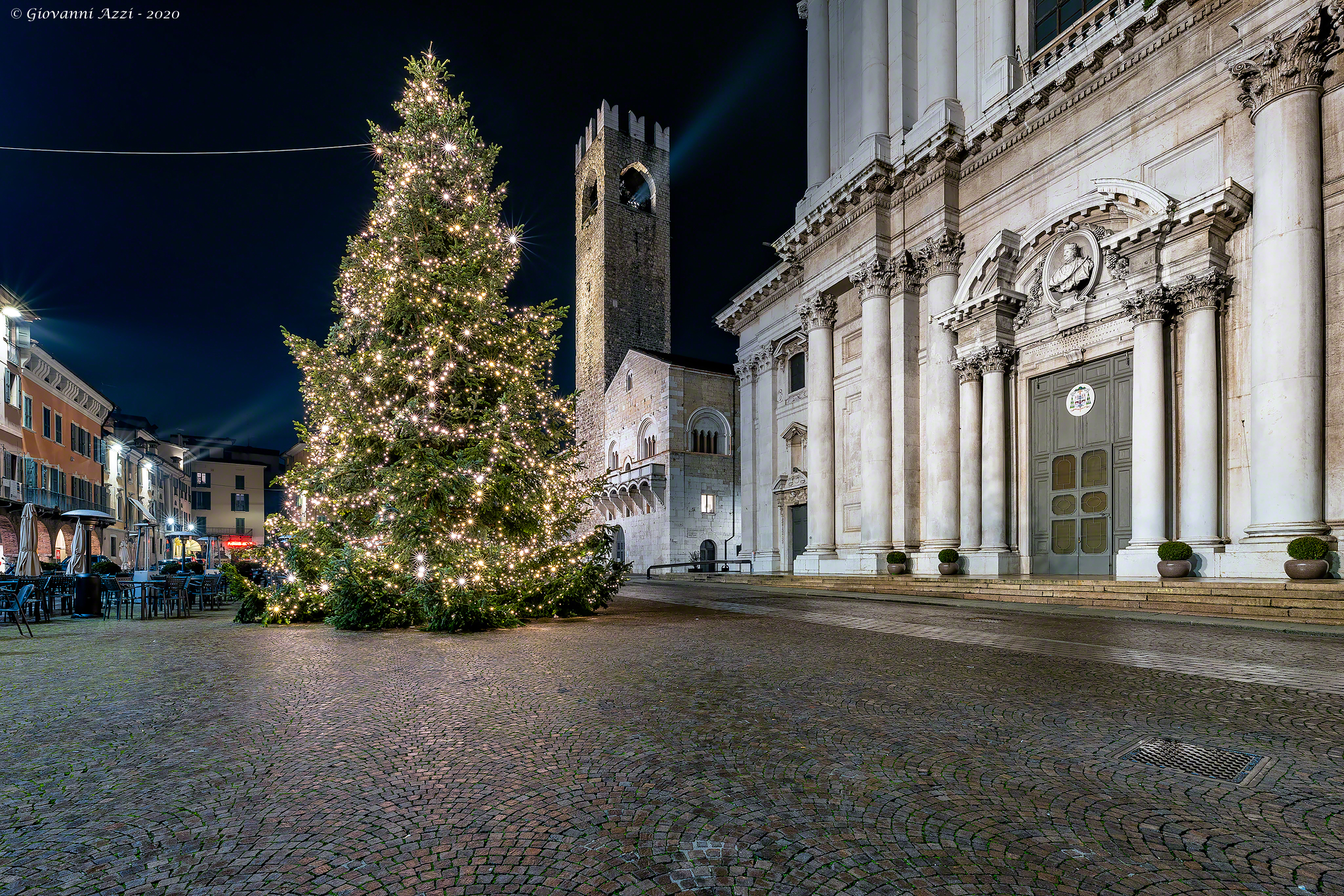 The tree in front of the Duomo