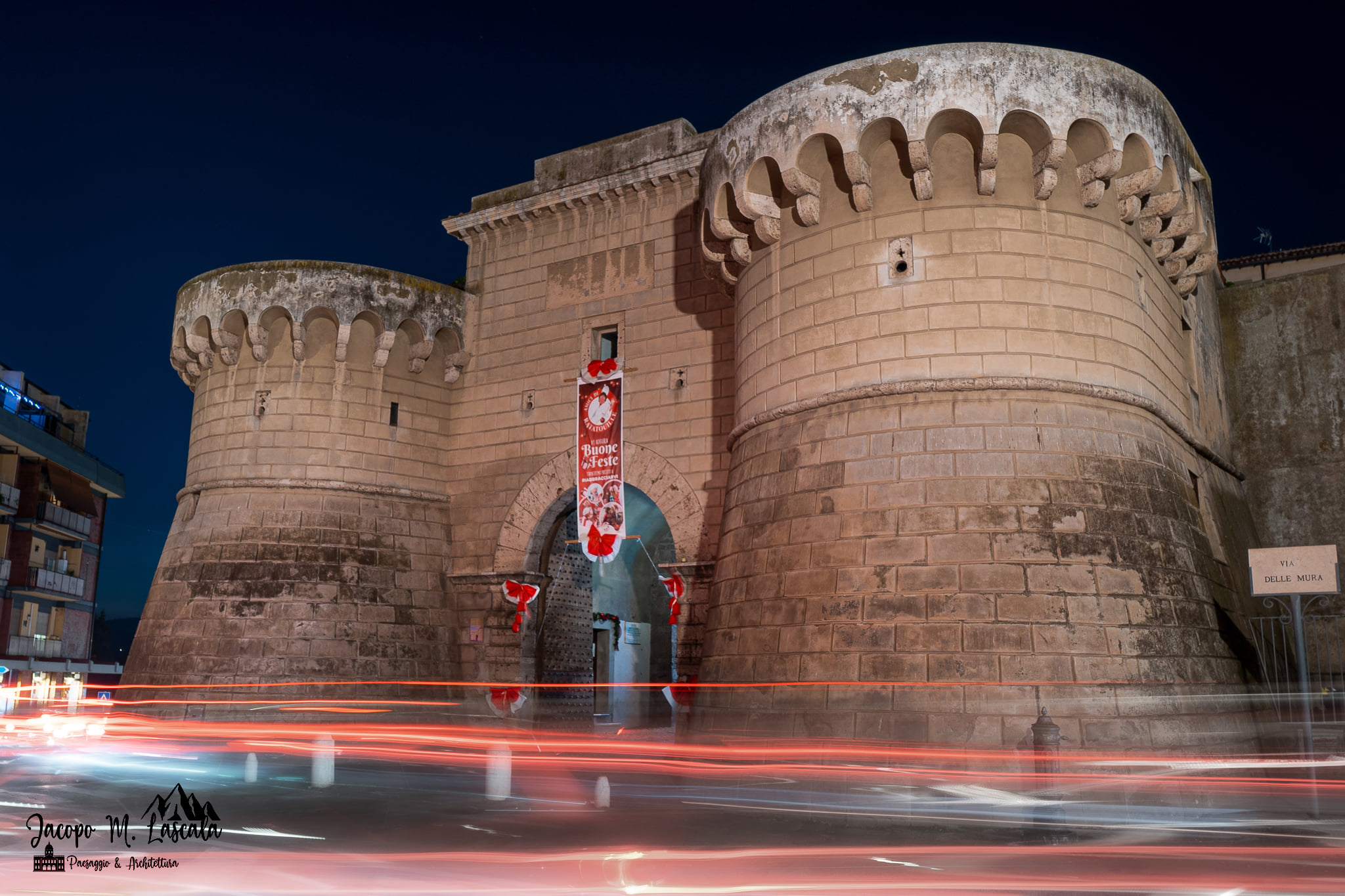 Porta Napoletana tra le scie delle notte