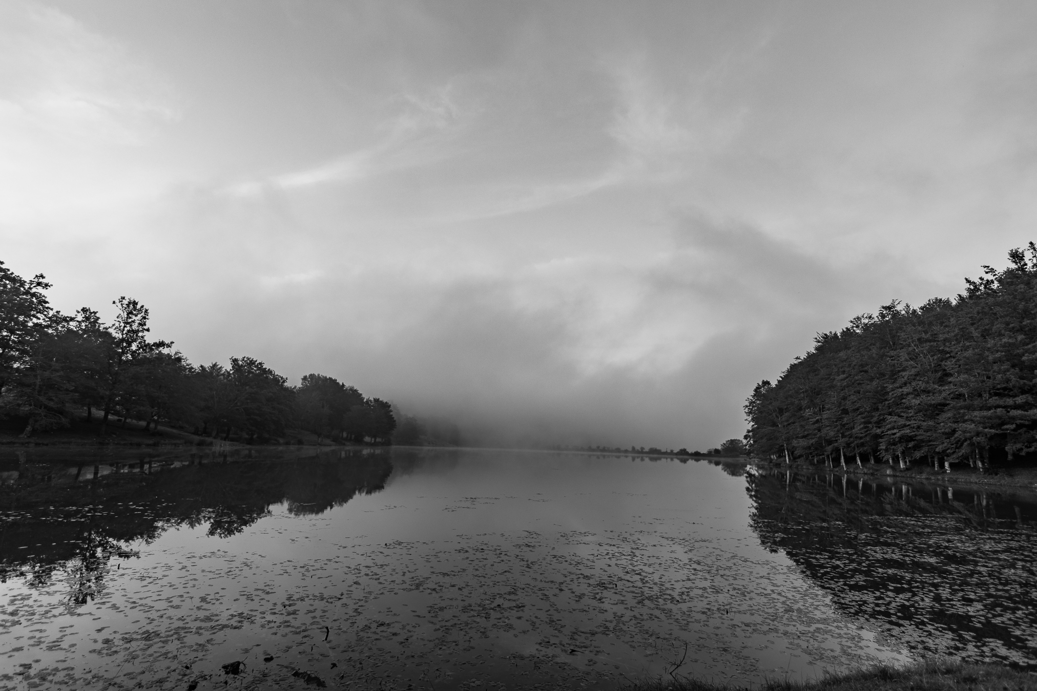 Il lago Maulazzo avvolto dalla nebbia