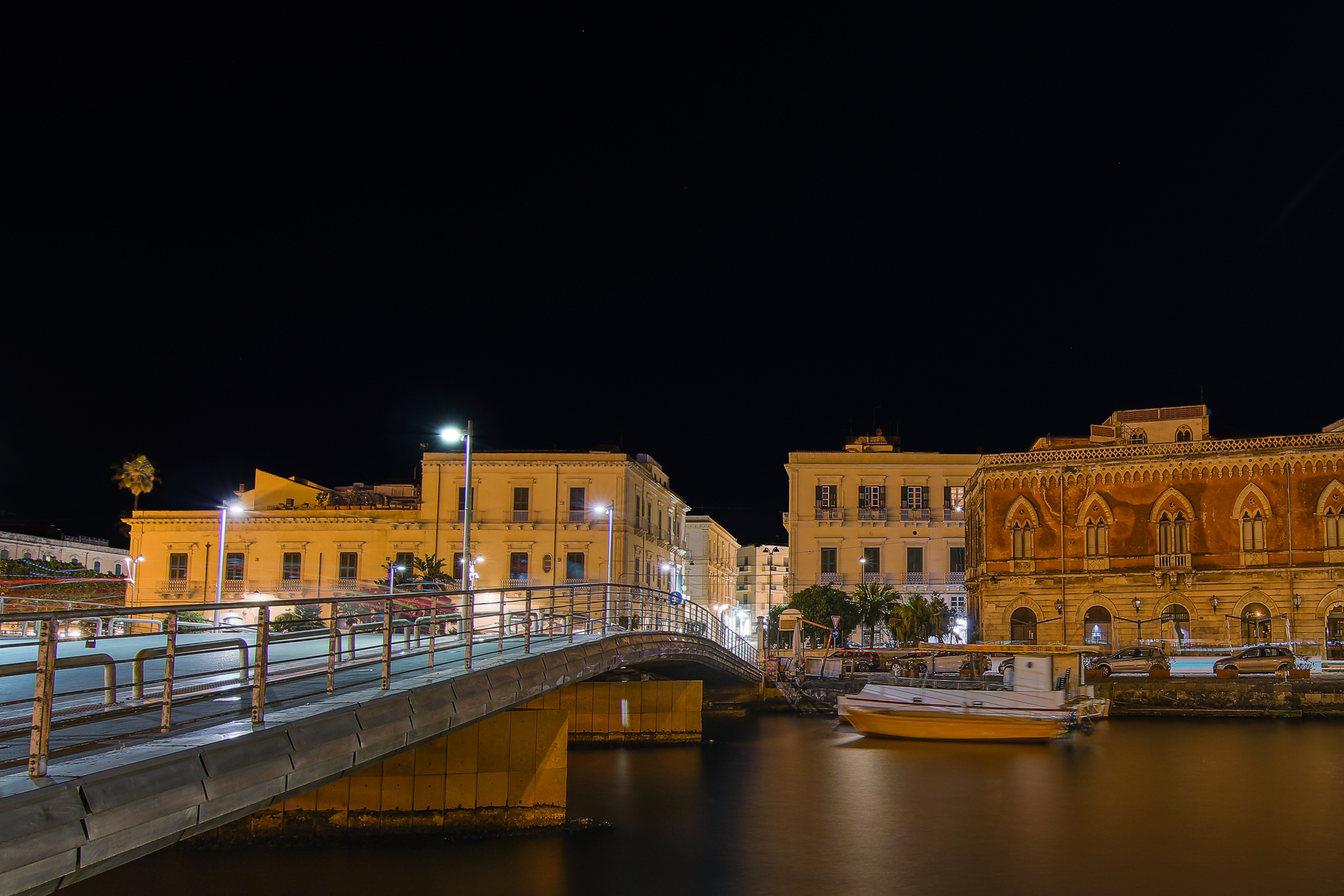 Siracusa: veduta notturna della Darsenza