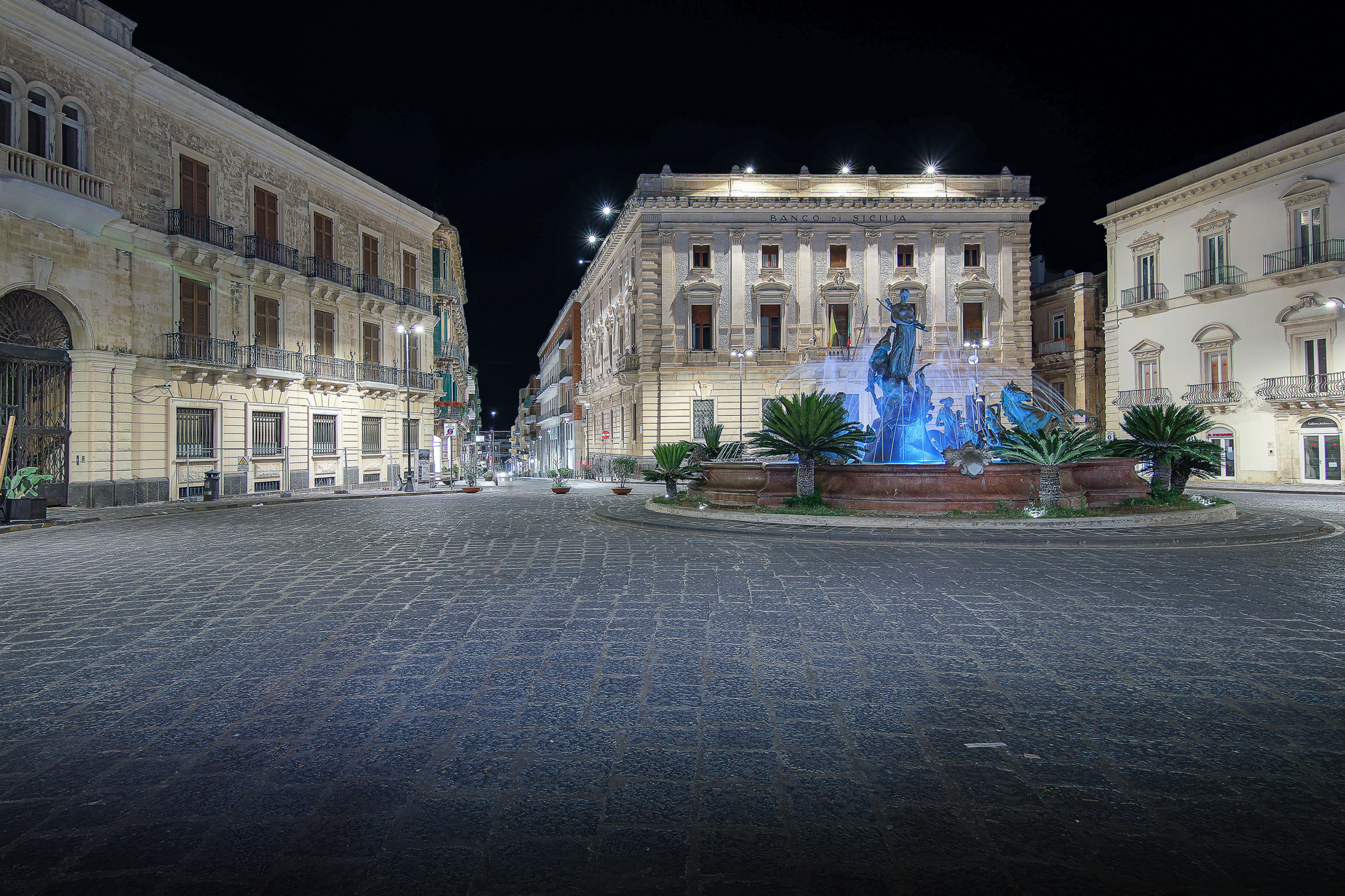Siracusa: scorcio notturno di piazza Archiemede