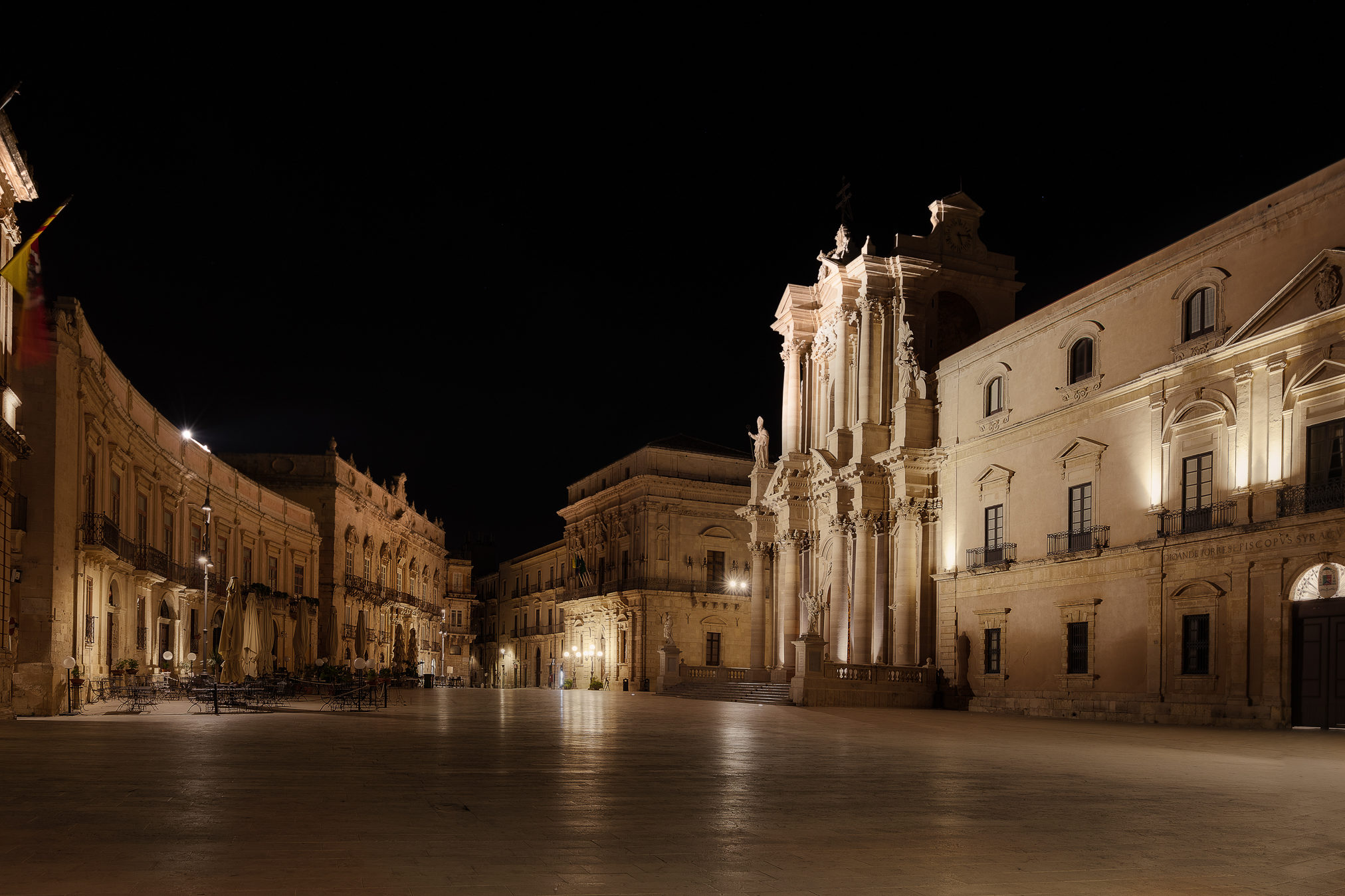 Siracusa: veduta notturna di Piazza Duomo