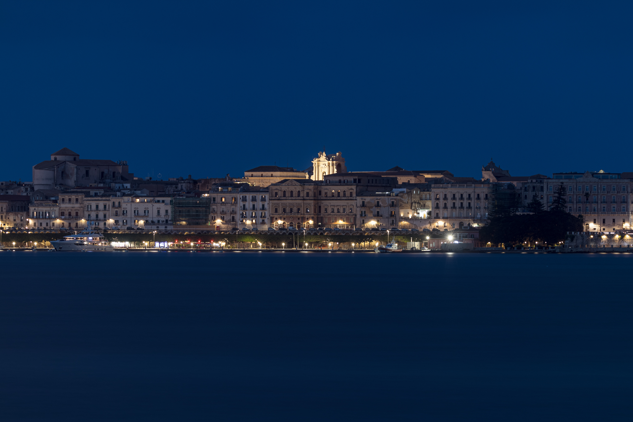 Siracusa: veduta di Ortigia all'ora blu