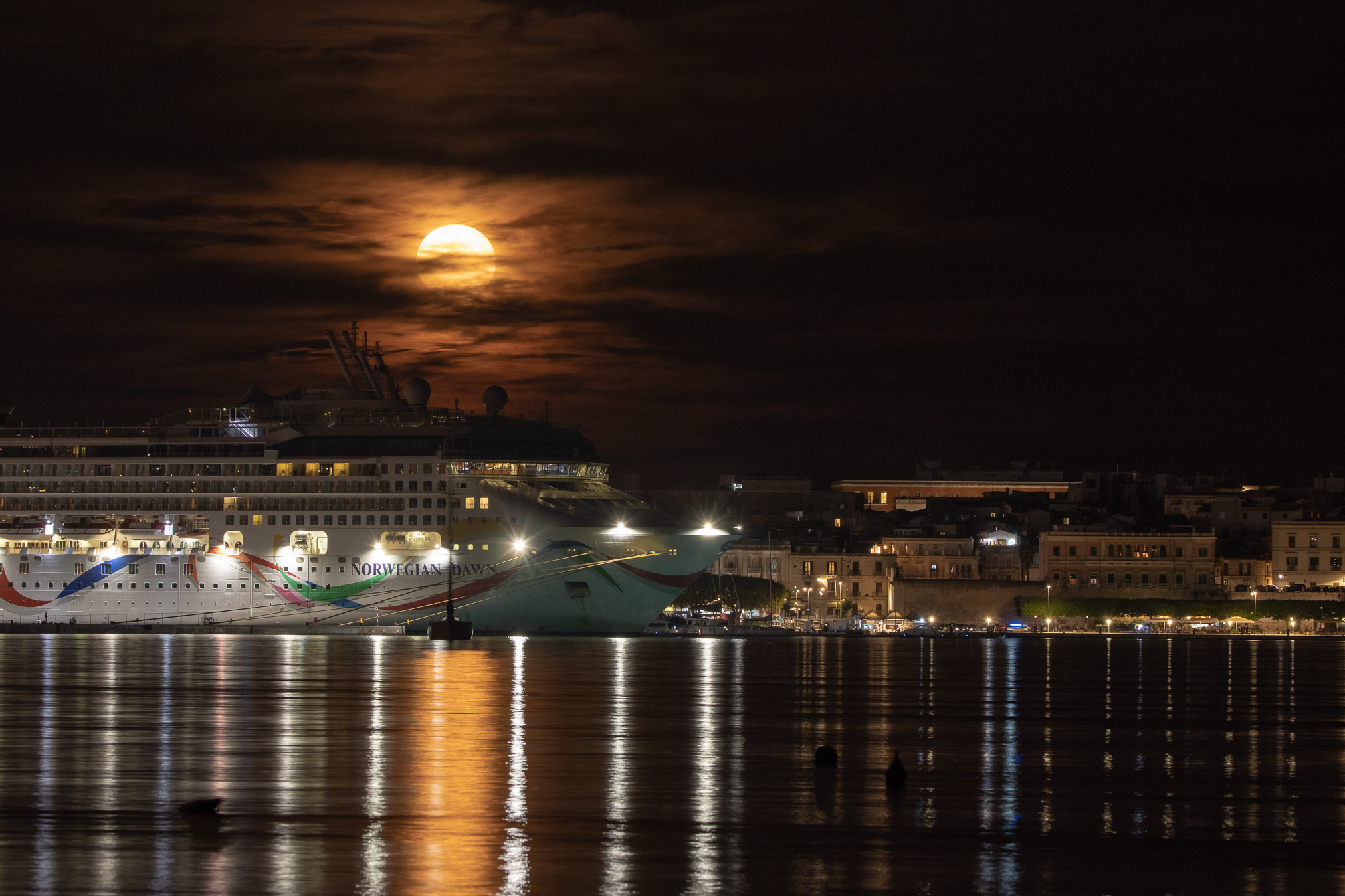 Notte di plenilunio al porto