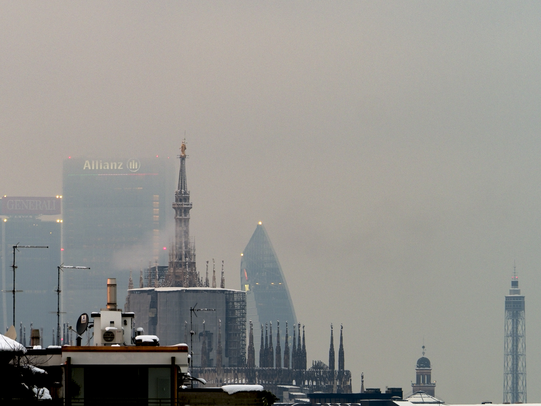 Fuligginosa Milano: Duomo tra le torri