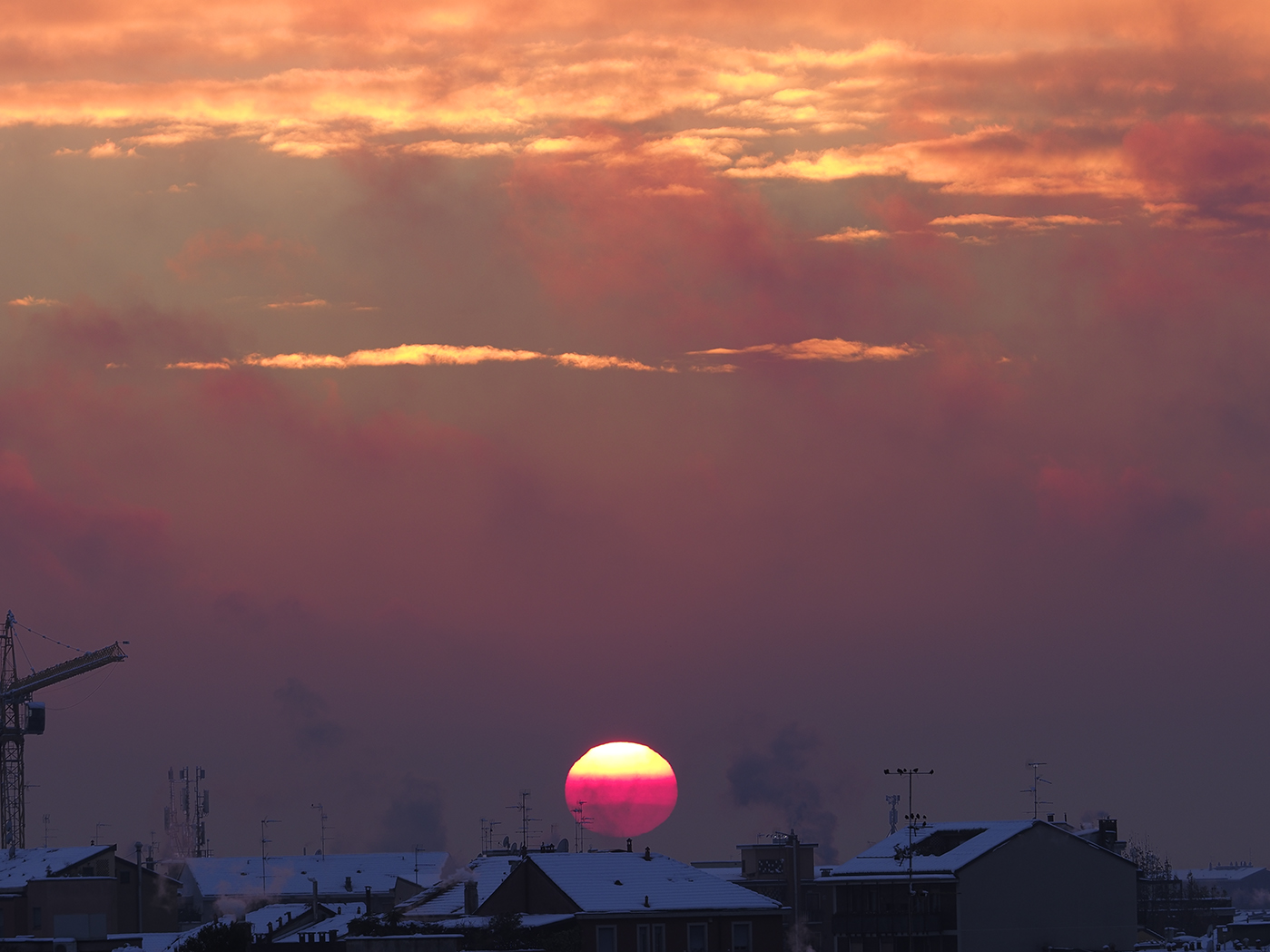 Tramonto sui tetti innevati