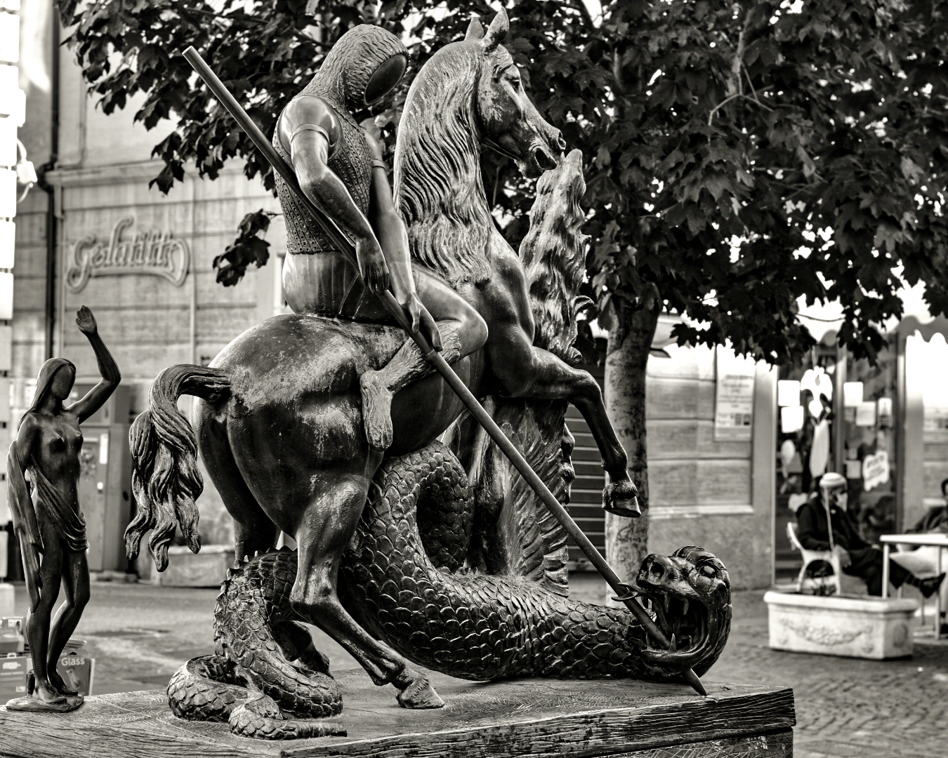 San Giorgio e il drago , Cosenza Corso Mazzini