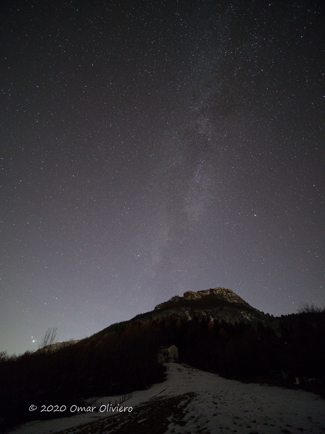 Via Lattea con il Monte Majo e Casa Bergani