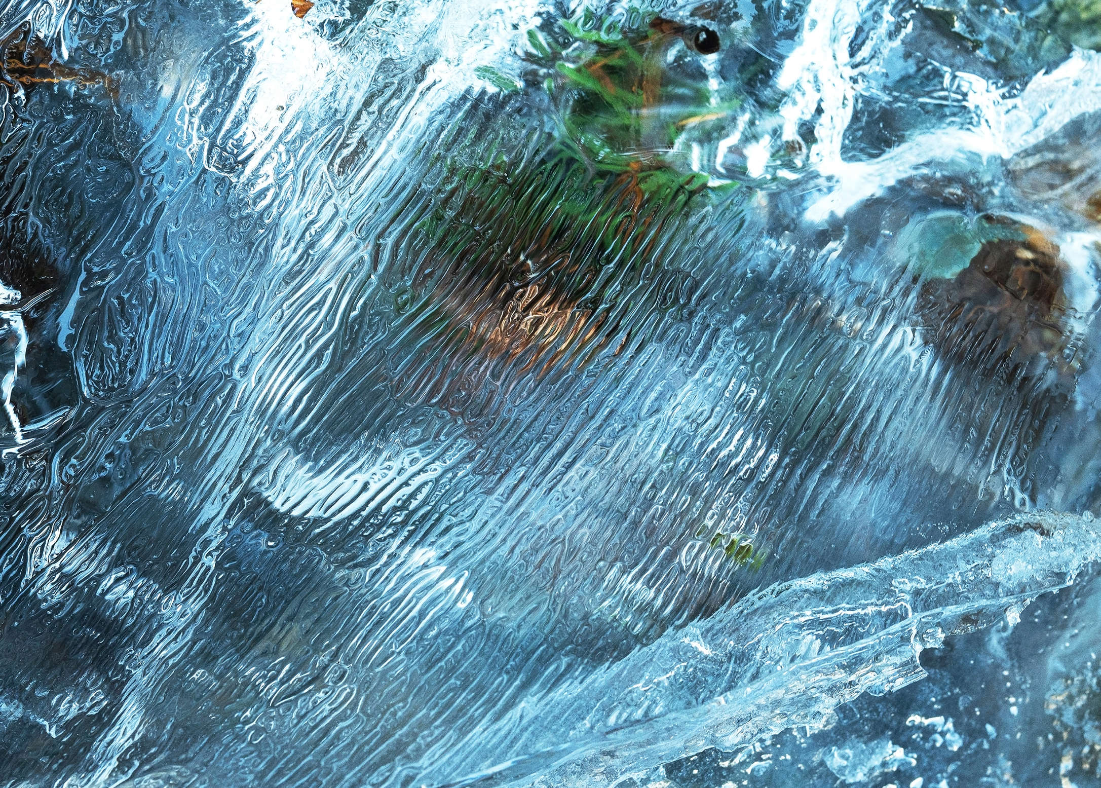 Torrente ghiacciato .