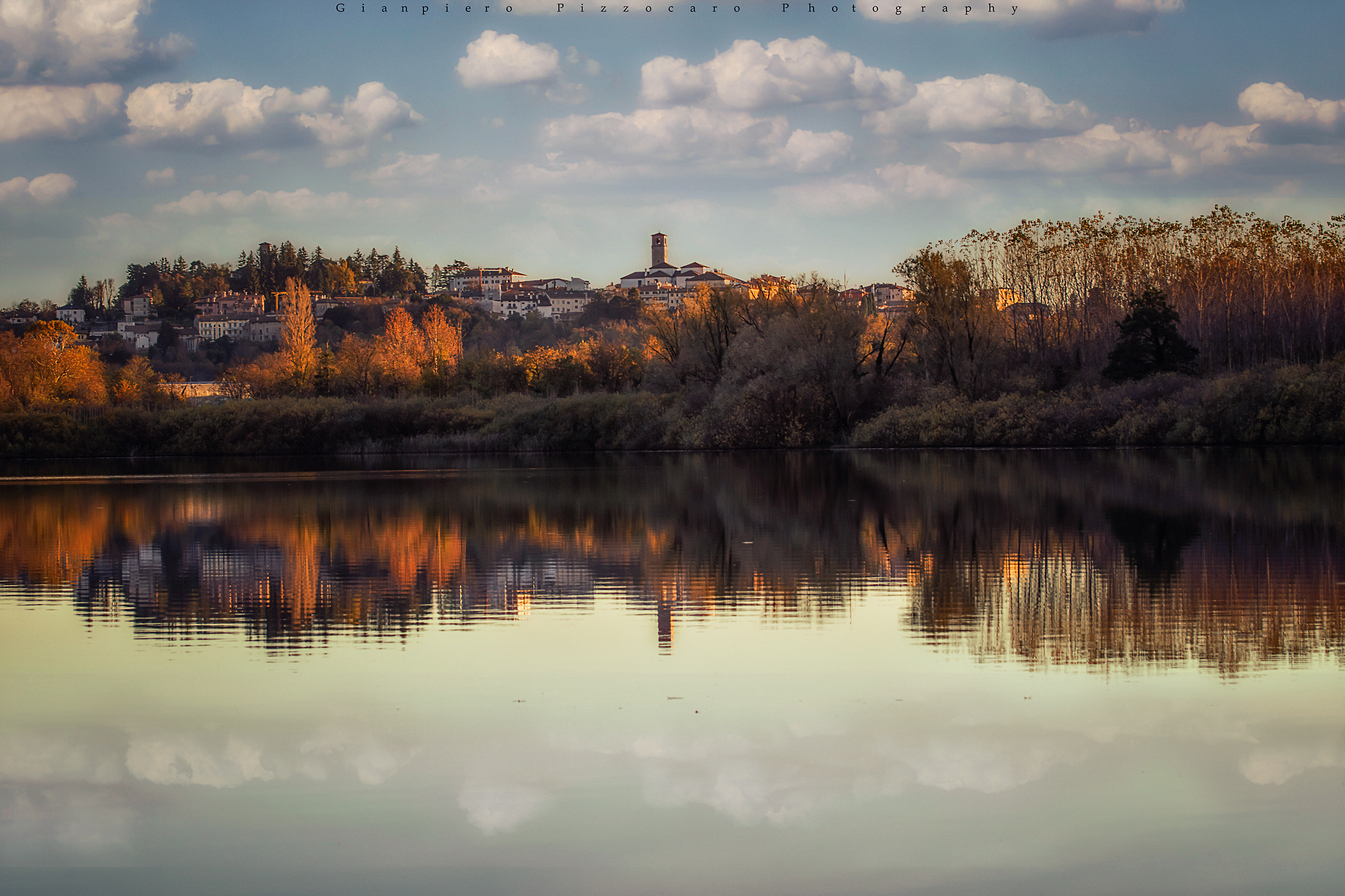 Lago di Ragogna con Sullo sfondo San Daniele del Friuli