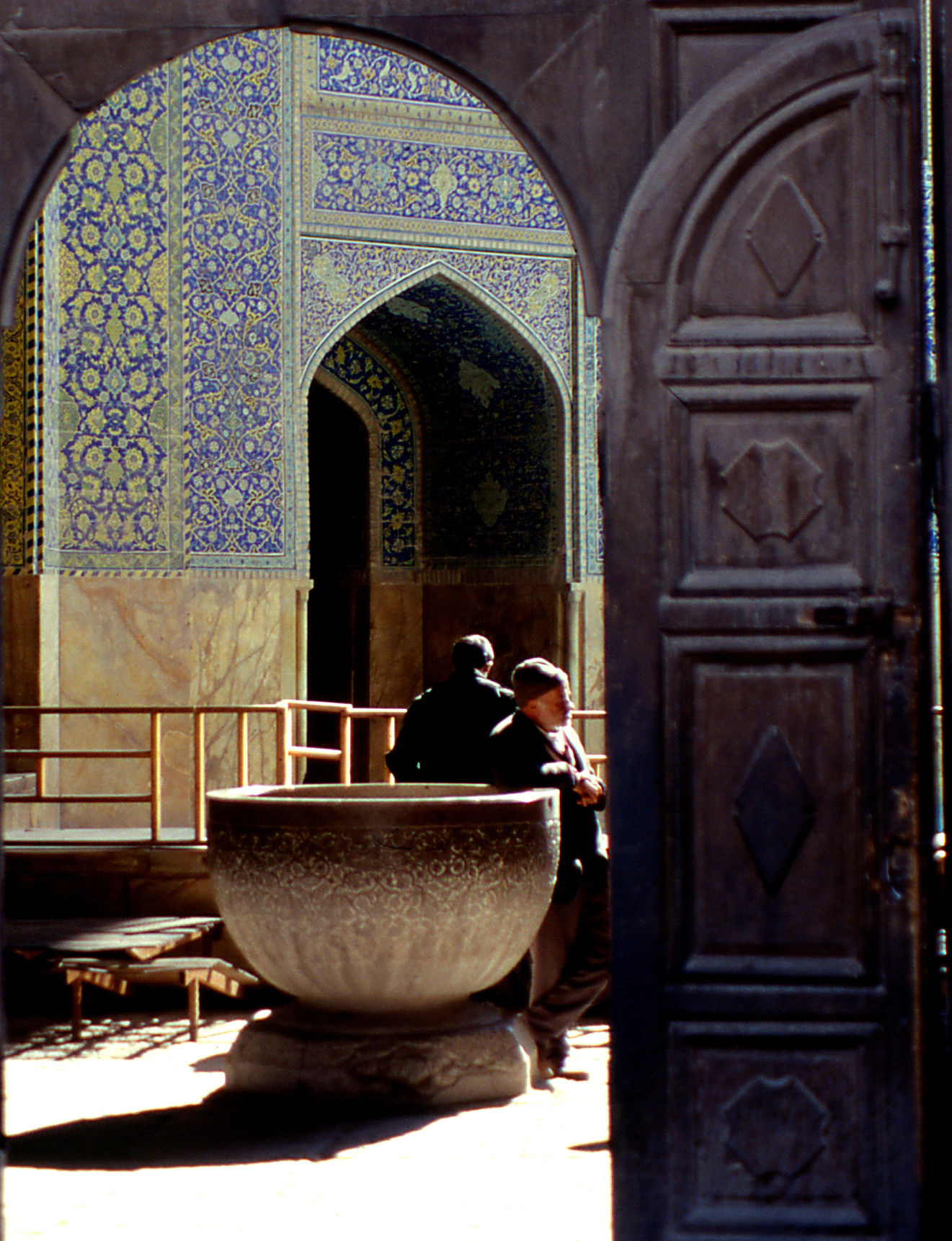 Sbirciata all'ingresso della moschea