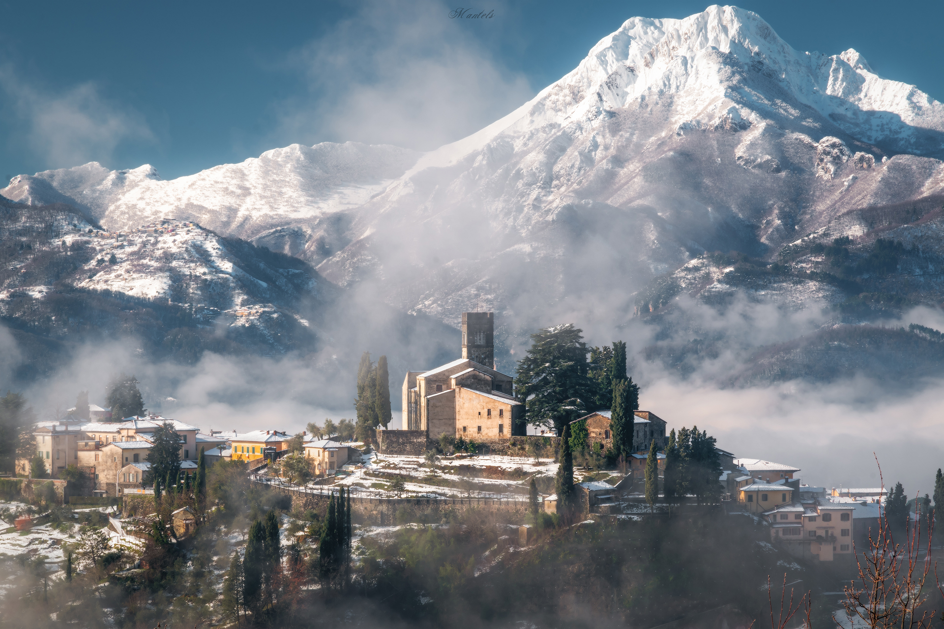 Barga innevata emerge da un mare di nubi