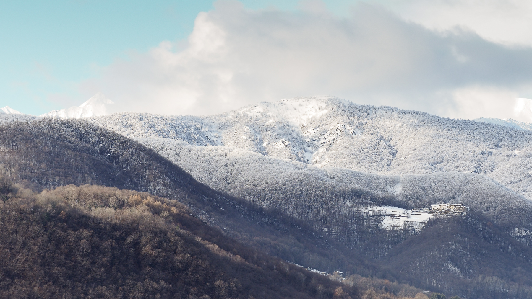 The winter mountain, its colors and its hamlets