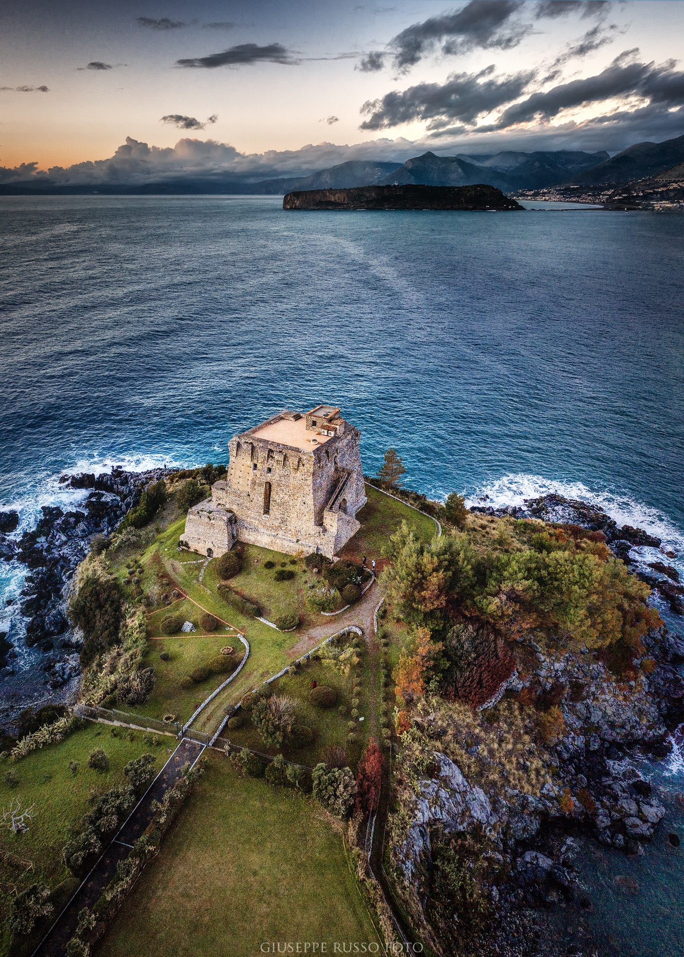 Torre Crawford e l'Isola Dino