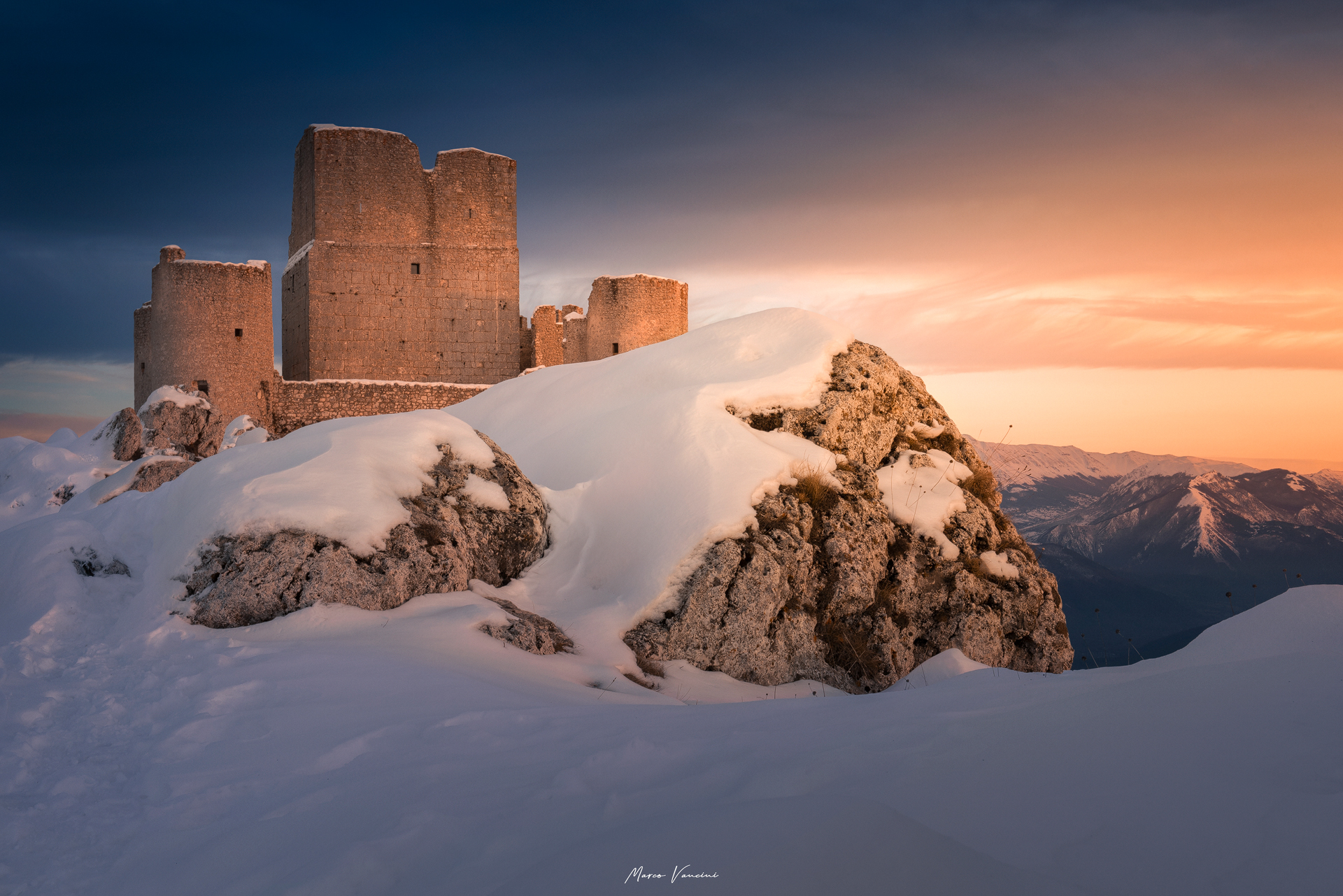 Tra le montagne innevate si ergeva quel magico castello