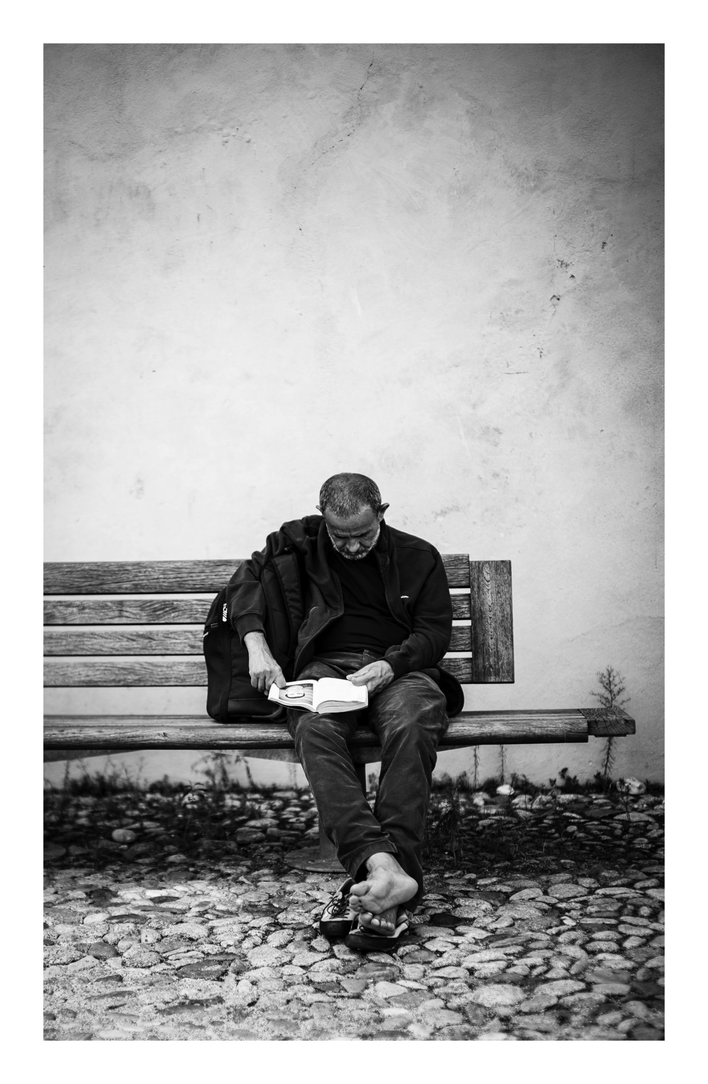 You don't need good shoes: a book is enough to travel.