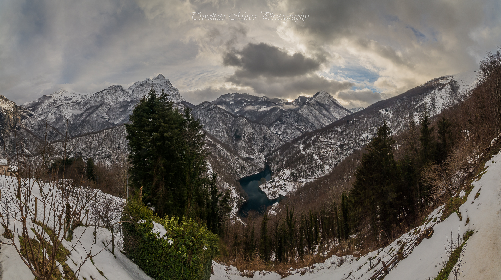 Isola Santa e sullo sfondo le Apuane innevate