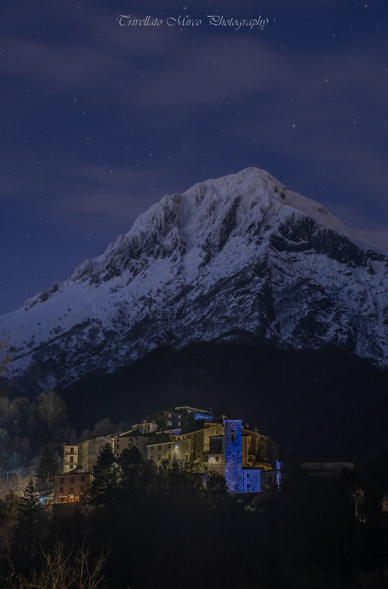 Pruno e sullo sfondo la Pania della Croce innevata