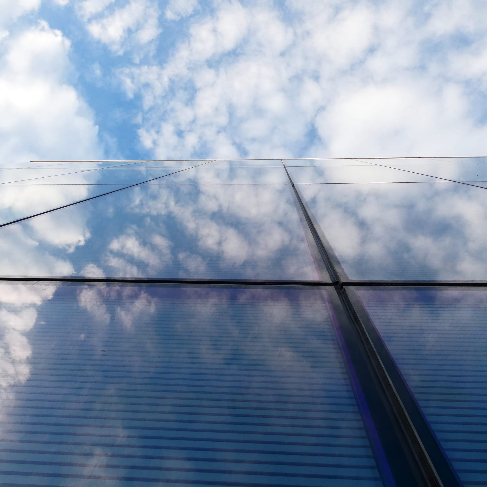 Cielo riflesso sul vetro