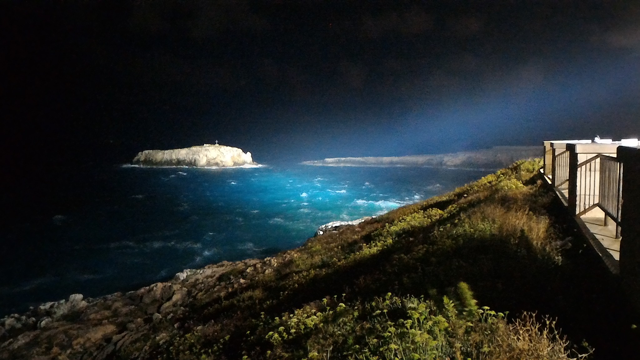 Scoglio dell'Eremita con mare mosso