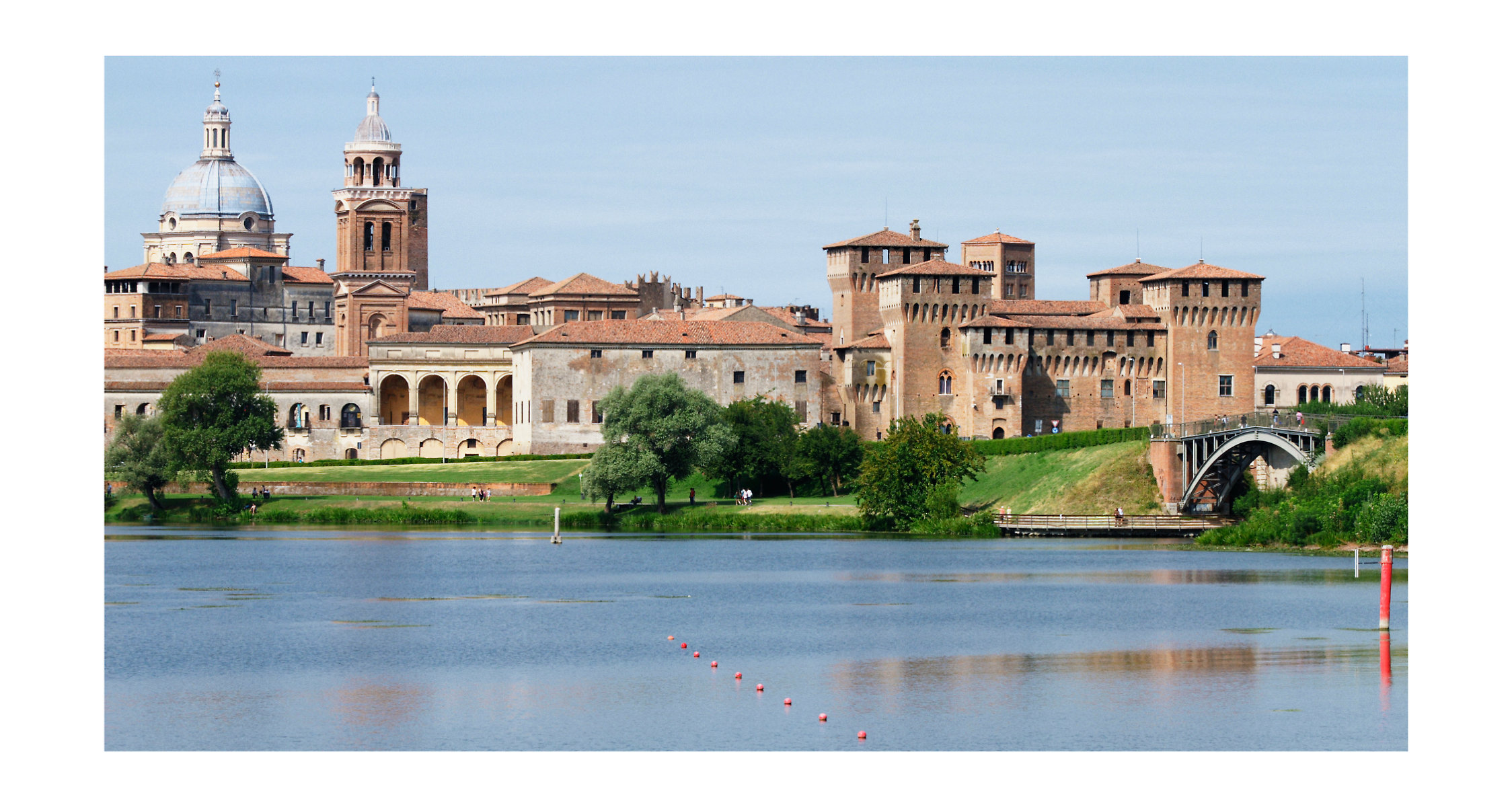 Mantova vista dai laghi.