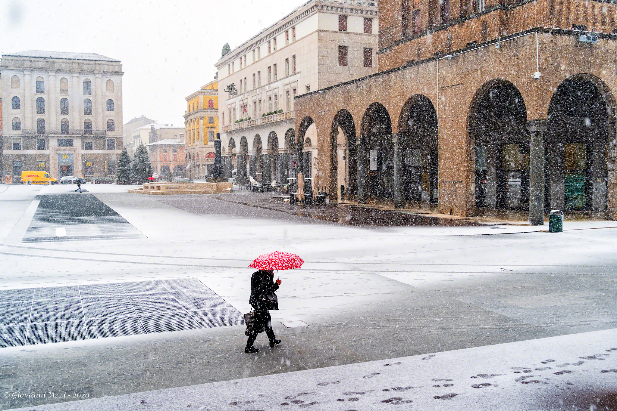 Under the snow in Piazza Vittoria