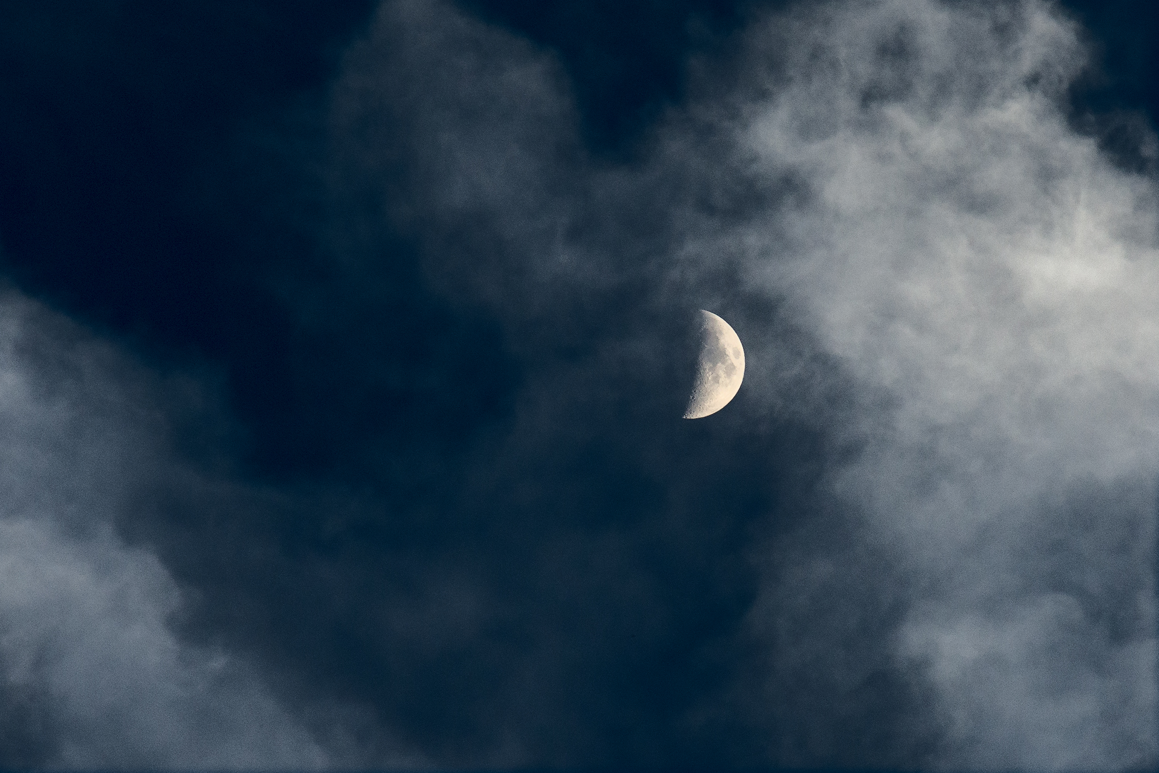 la luna tra le nuvele