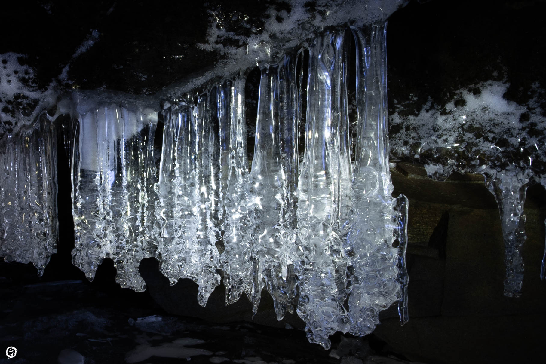Ice stalactites