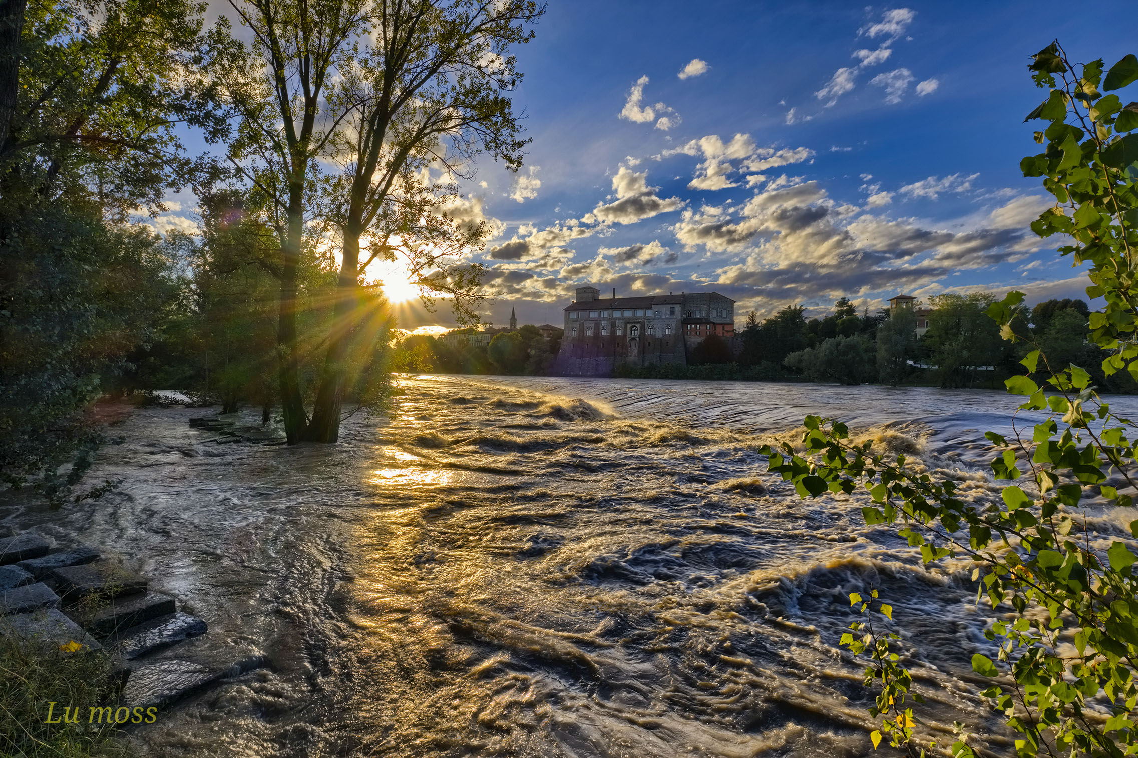 L'Adda in  piena al tramonto.