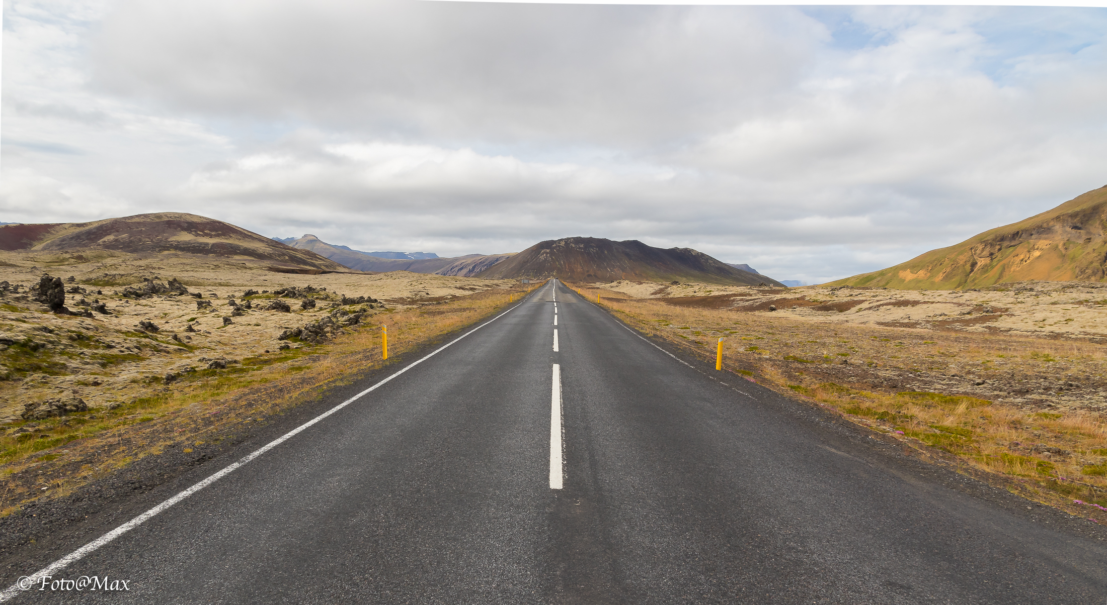 la strada tra i campi di lava