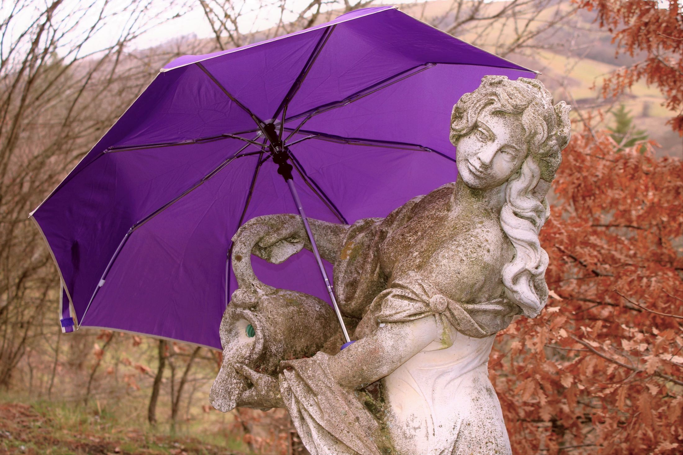 La statua e l'ombrello