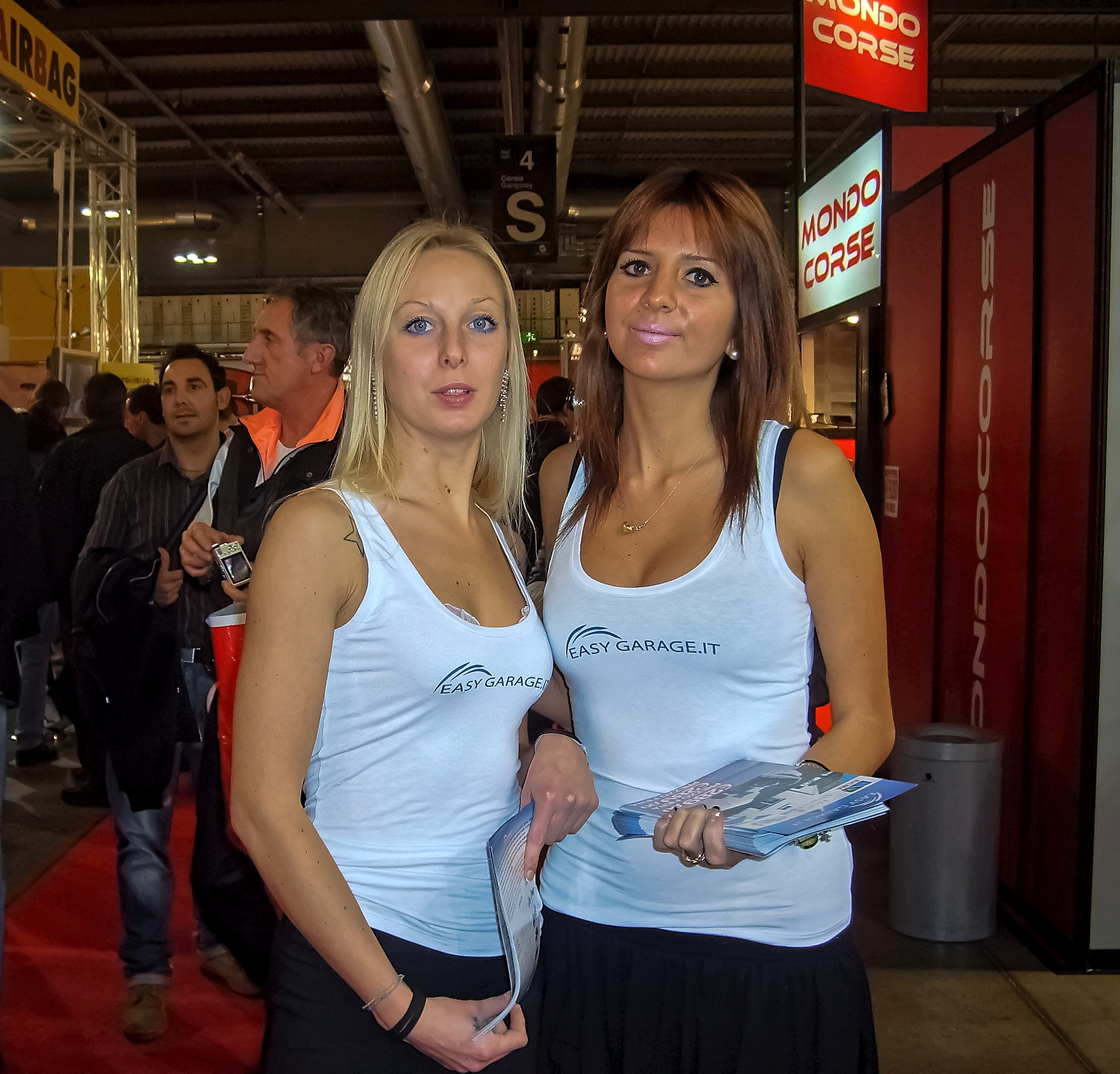 2 ragazze Fiera Ciclo e Motociclo Rho Milano 7/11/2010