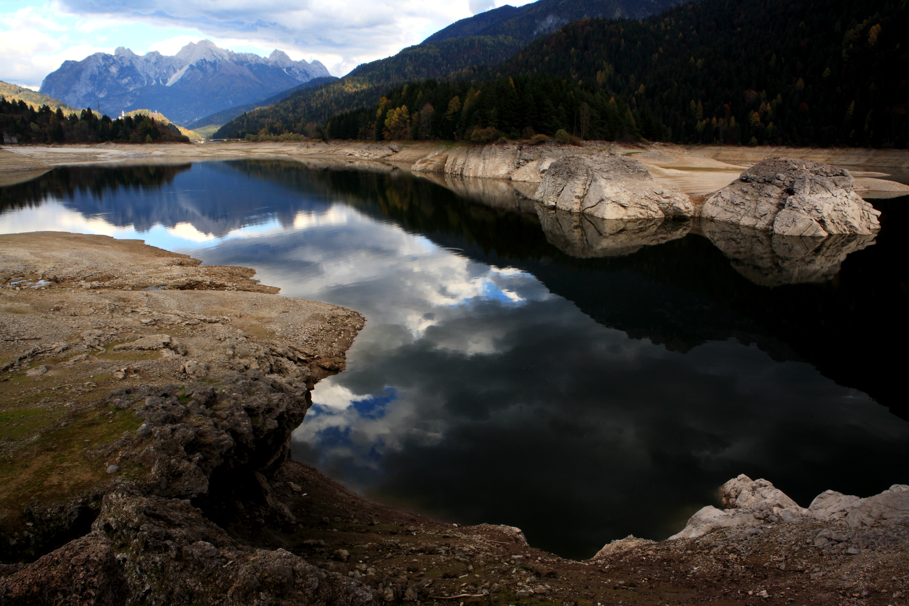 Lago di centro Cadore con un pò di acqua in pi&ugrave...