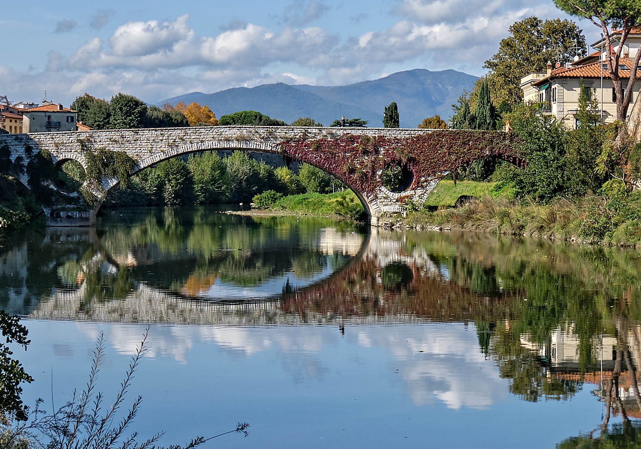 Prato - Il Ponte al Mercatala si tinge di autunno - I