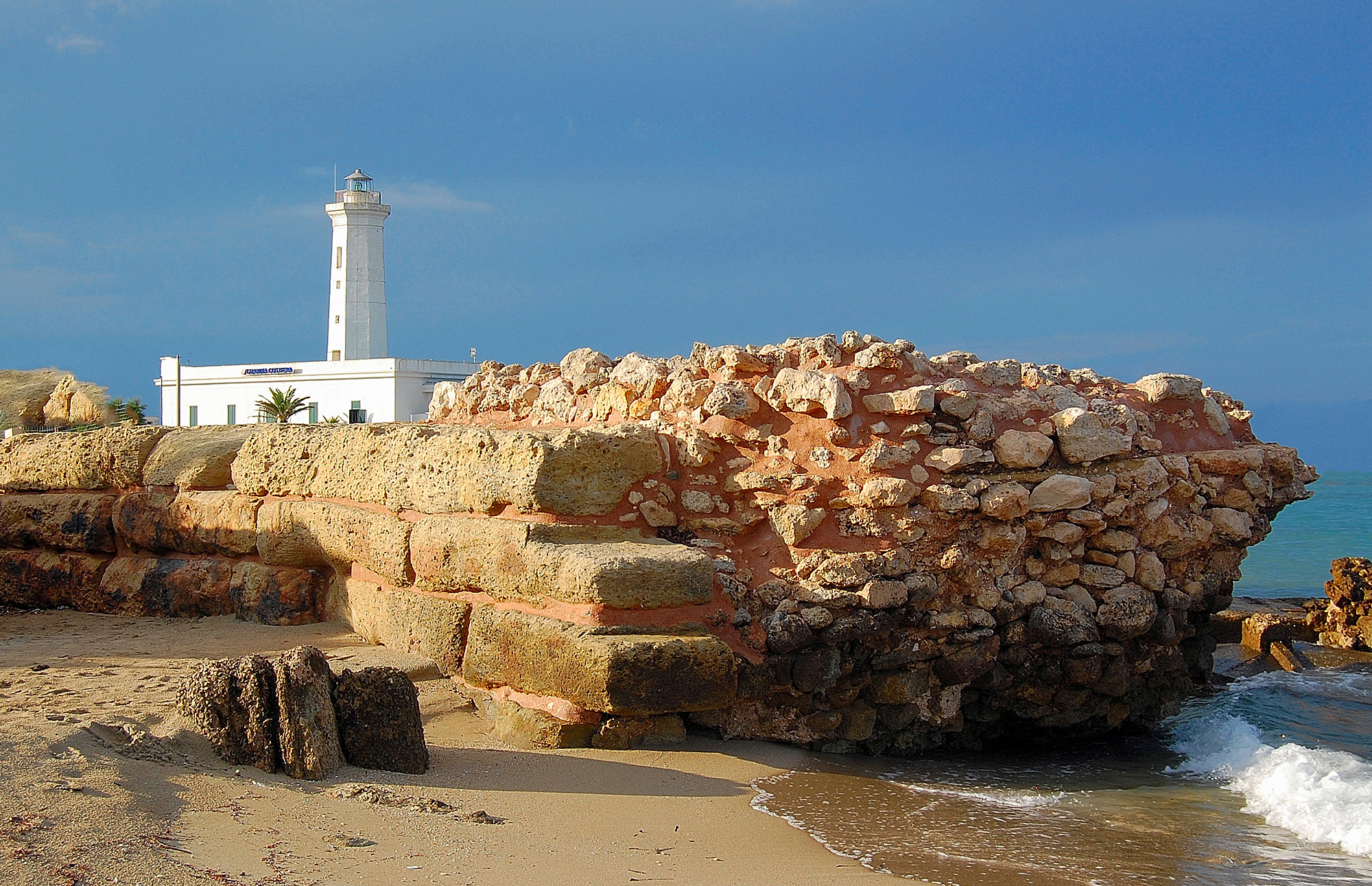 The witness: the caressing sea but also devastating