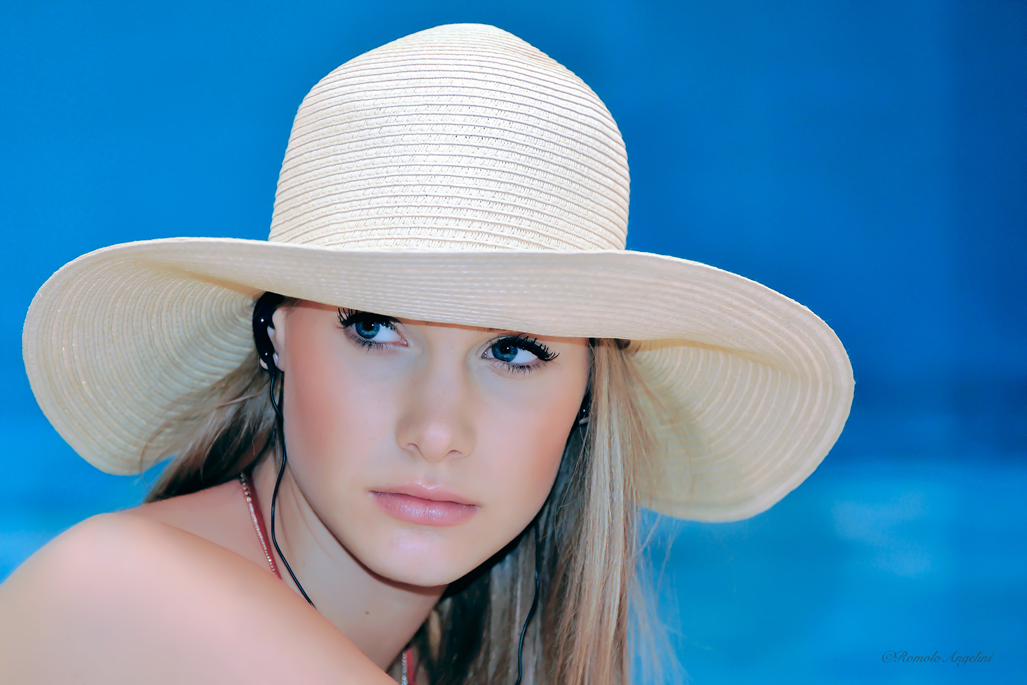 Modella con cappello .