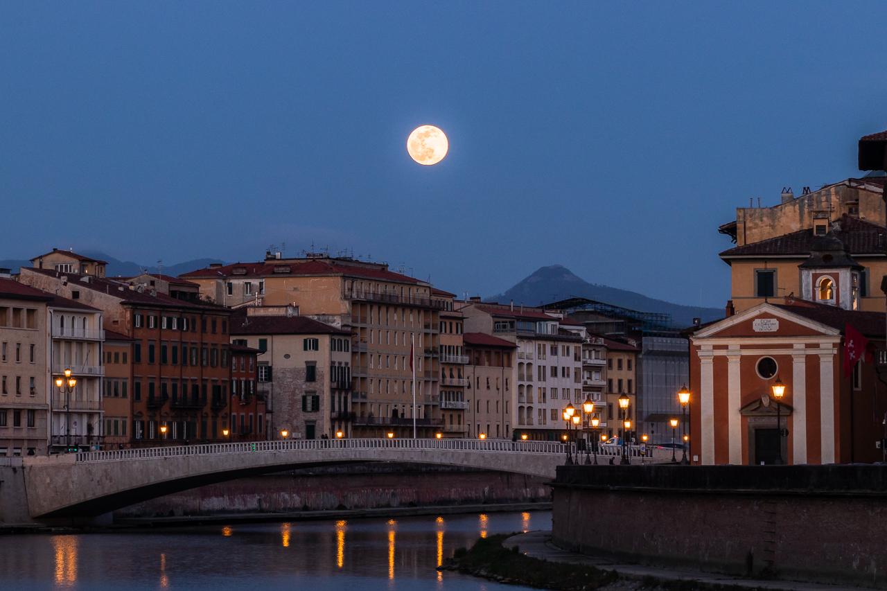 Red moon on Lungarni