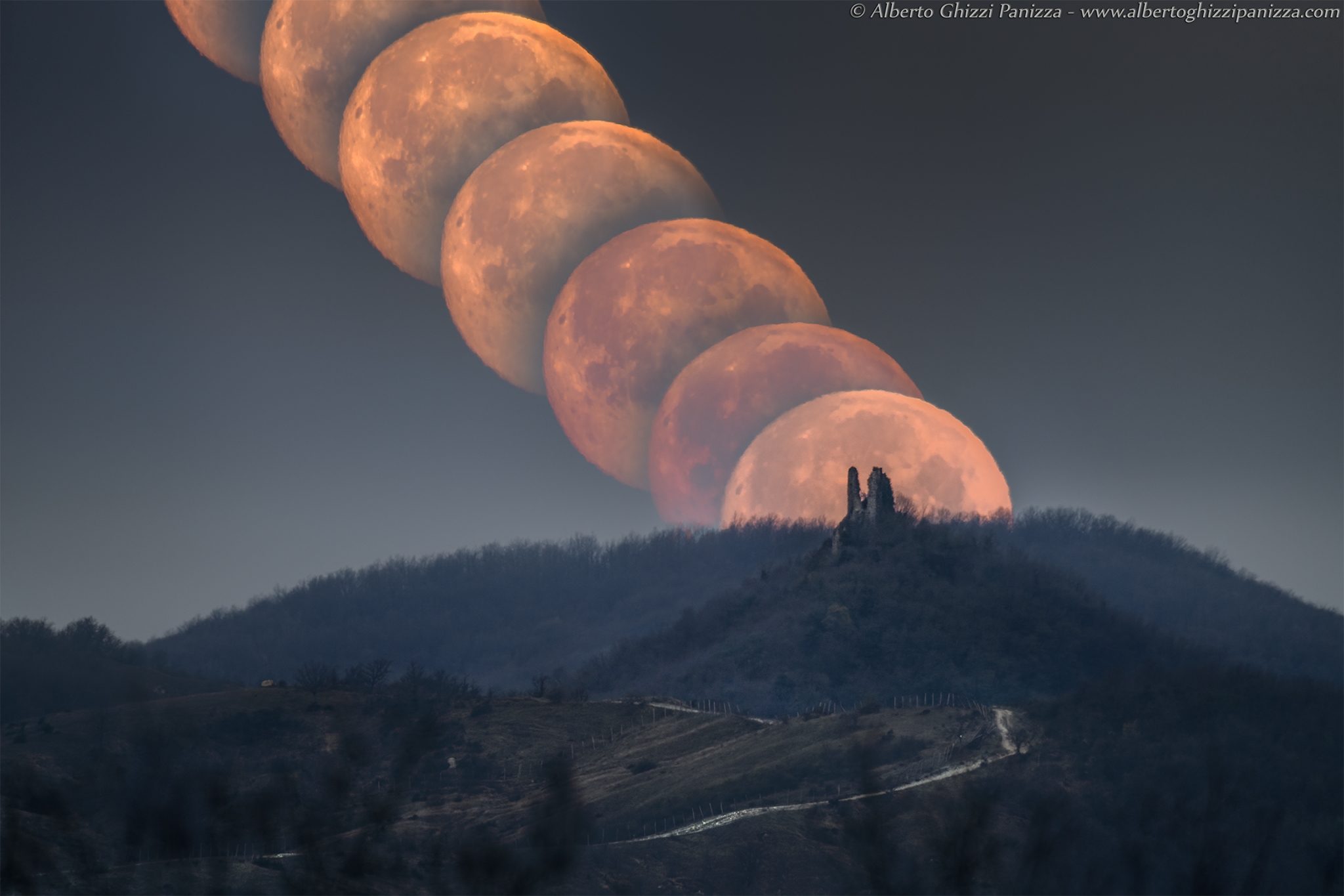 Sequenza del tramonto della Luna su Roccalanzona (pr)