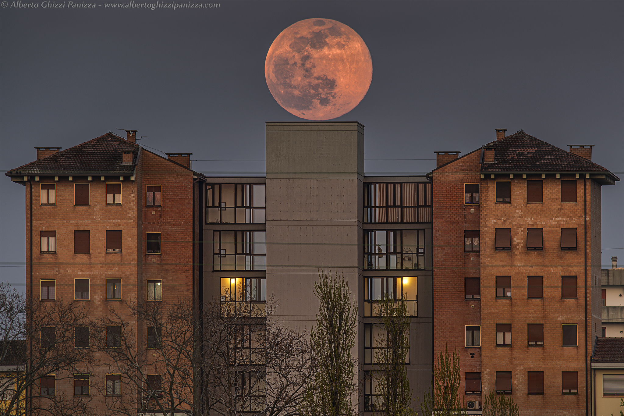 C'è chi la Luna ce l'ha sopra il tetto