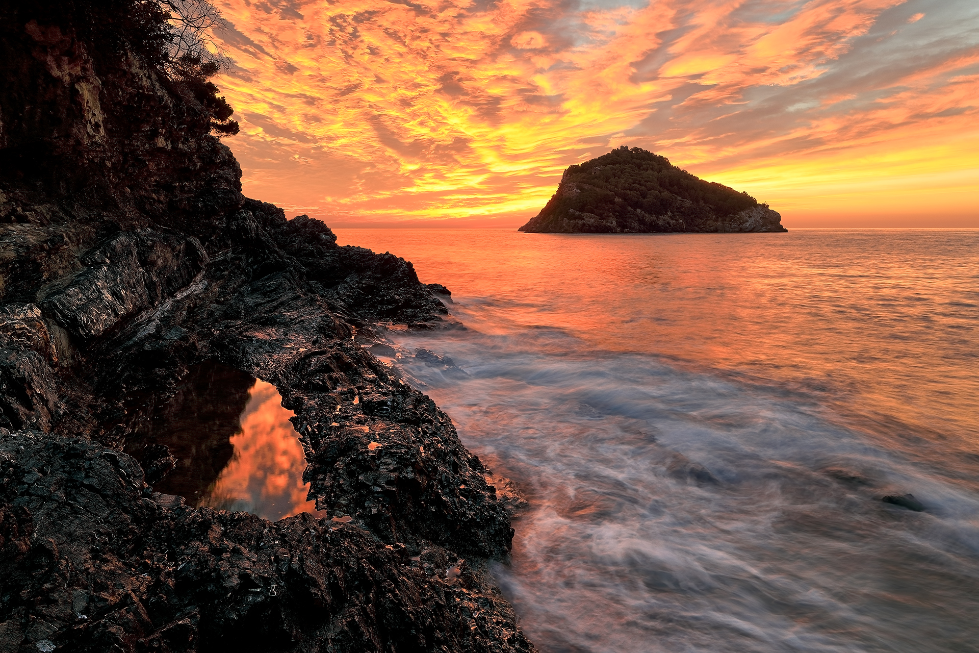 Fire near Bergeggi Island