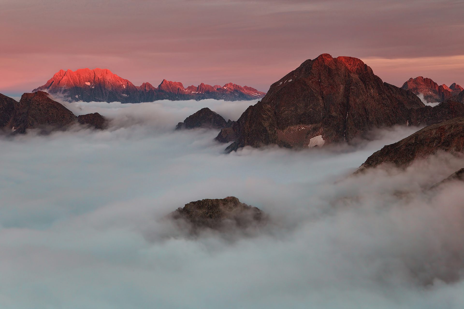 Le Alpi Marittime emergono dalle nebbie