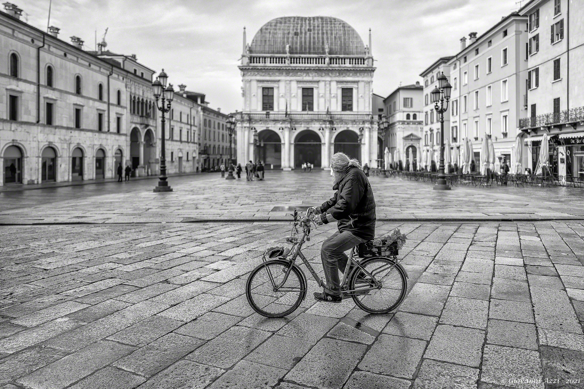 Pedalando in Piazza Loggia