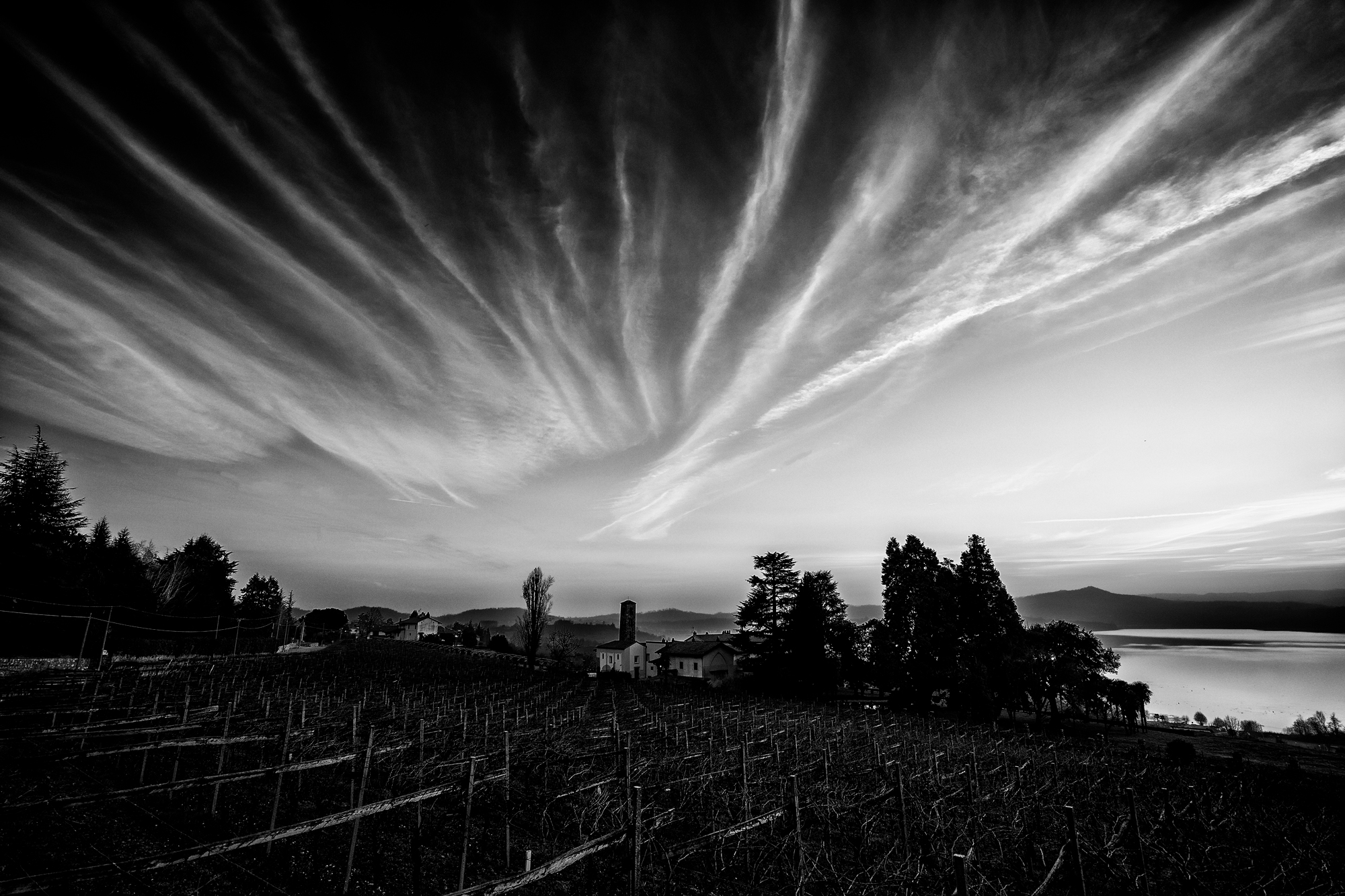 Inquietanti scie sul Viverone