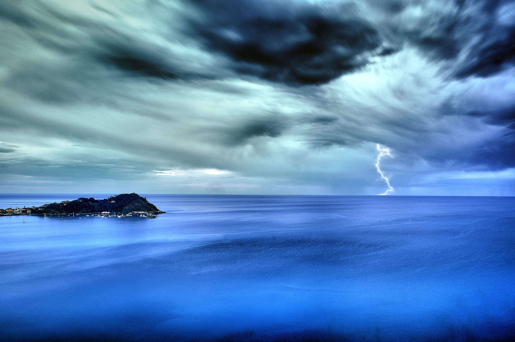 Ora Blu di fronte al temporale