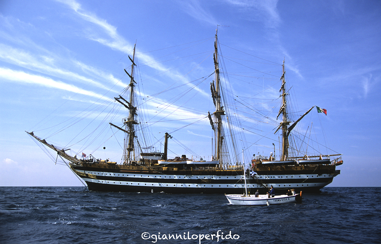 L'Amerigo Vespucci nel Golfo di Anzio