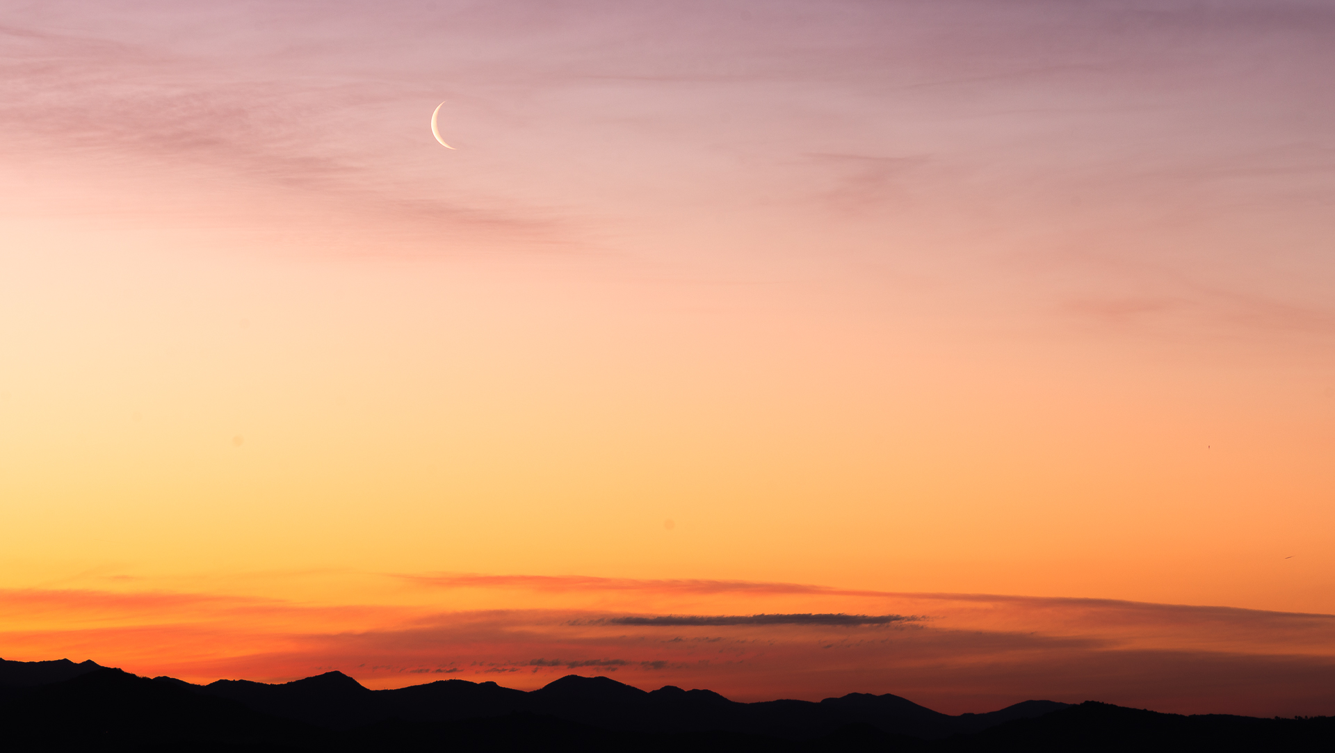 alba con luna sopra bergamo