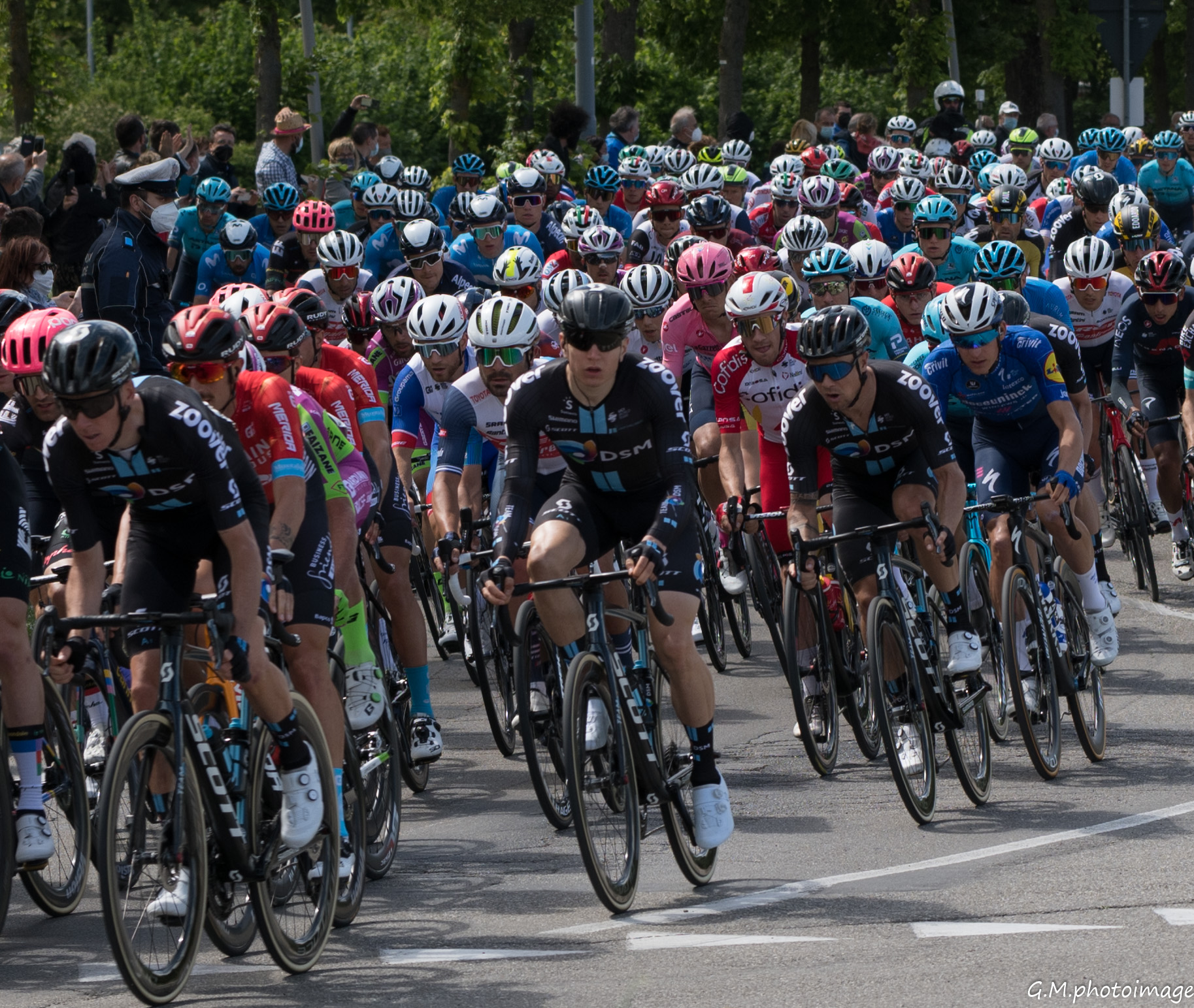 In mezzo la maglia rosa